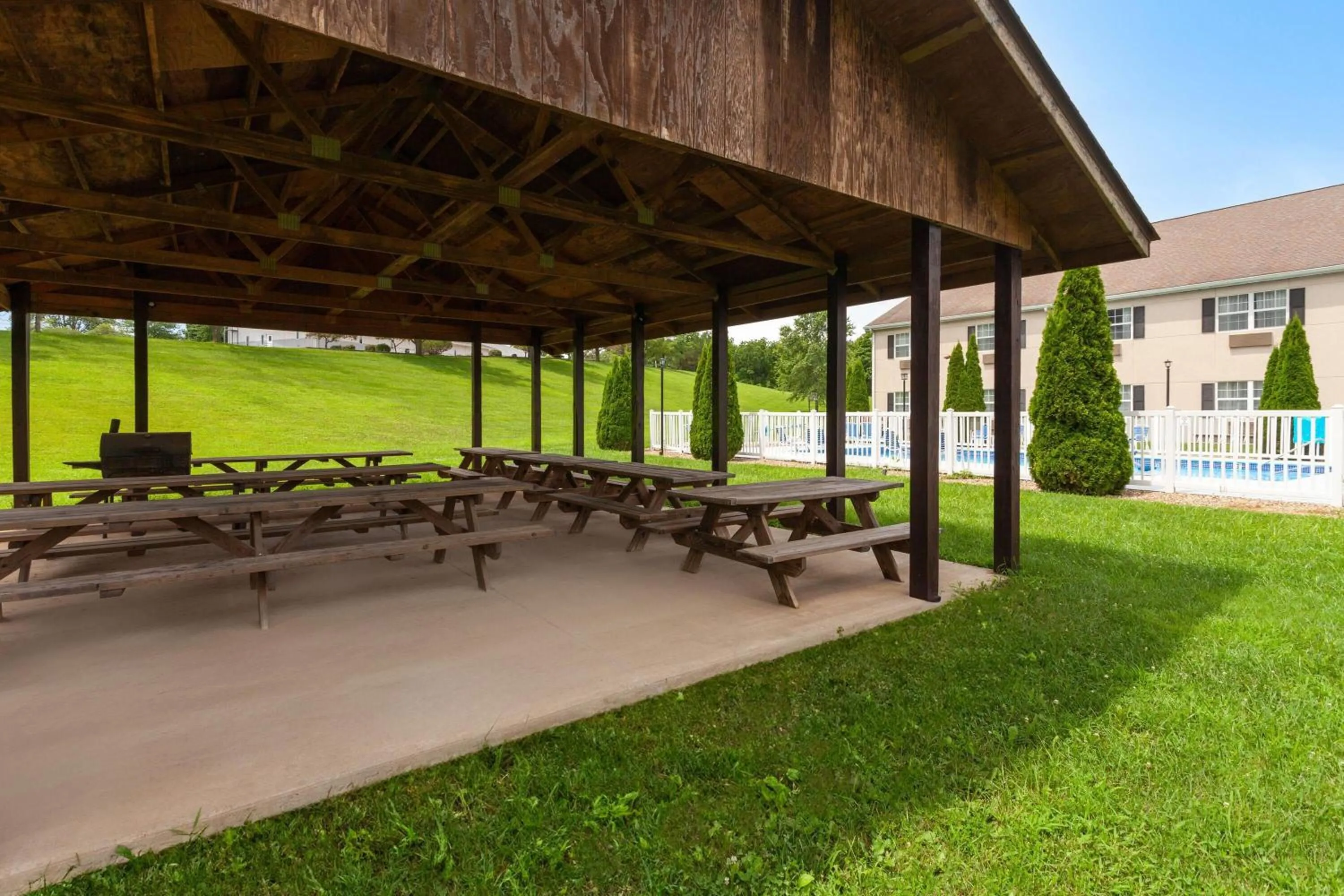 BBQ facilities in Baymont by Wyndham Chester IL