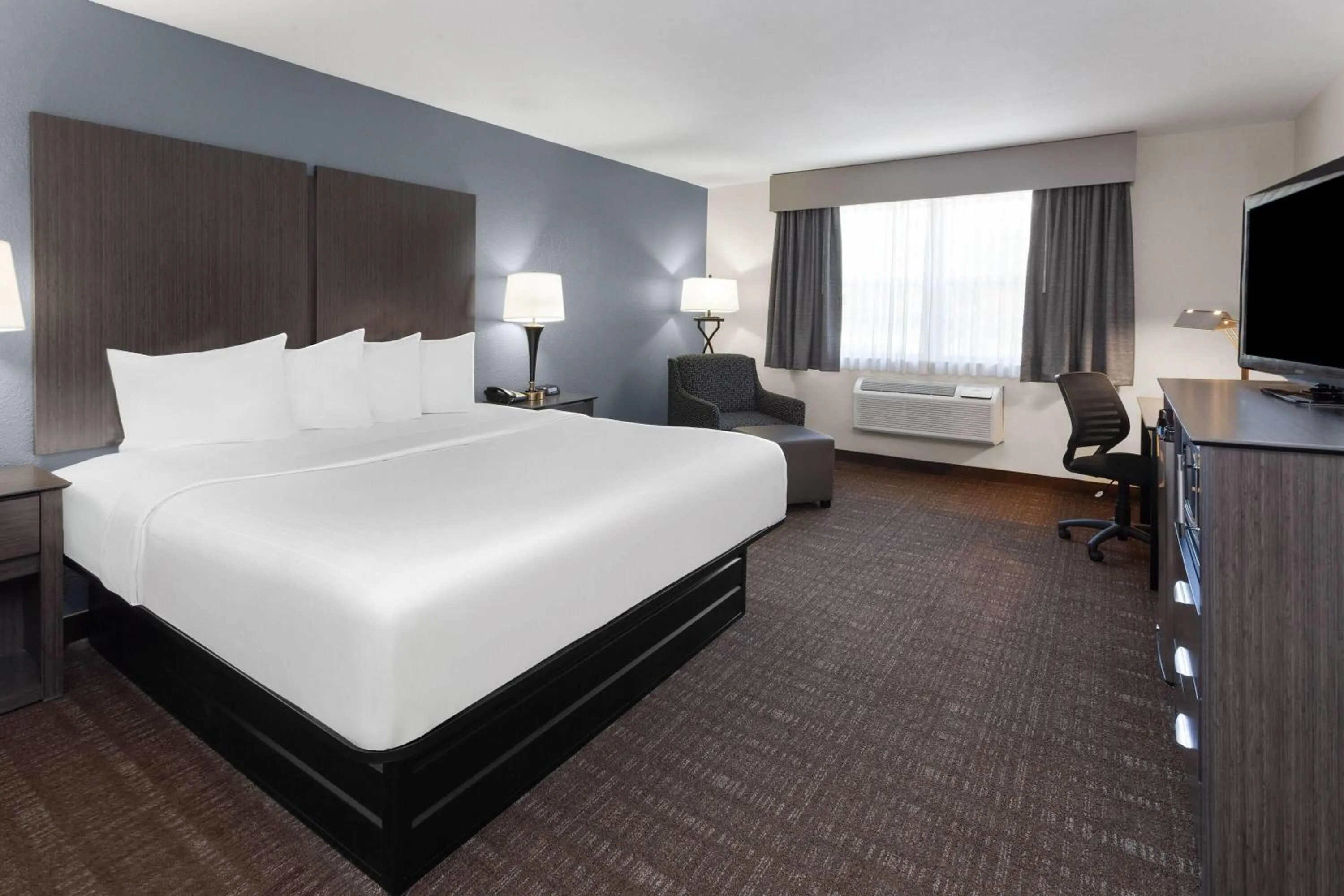 Photo of the whole room, Bed in Baymont by Wyndham Chester IL