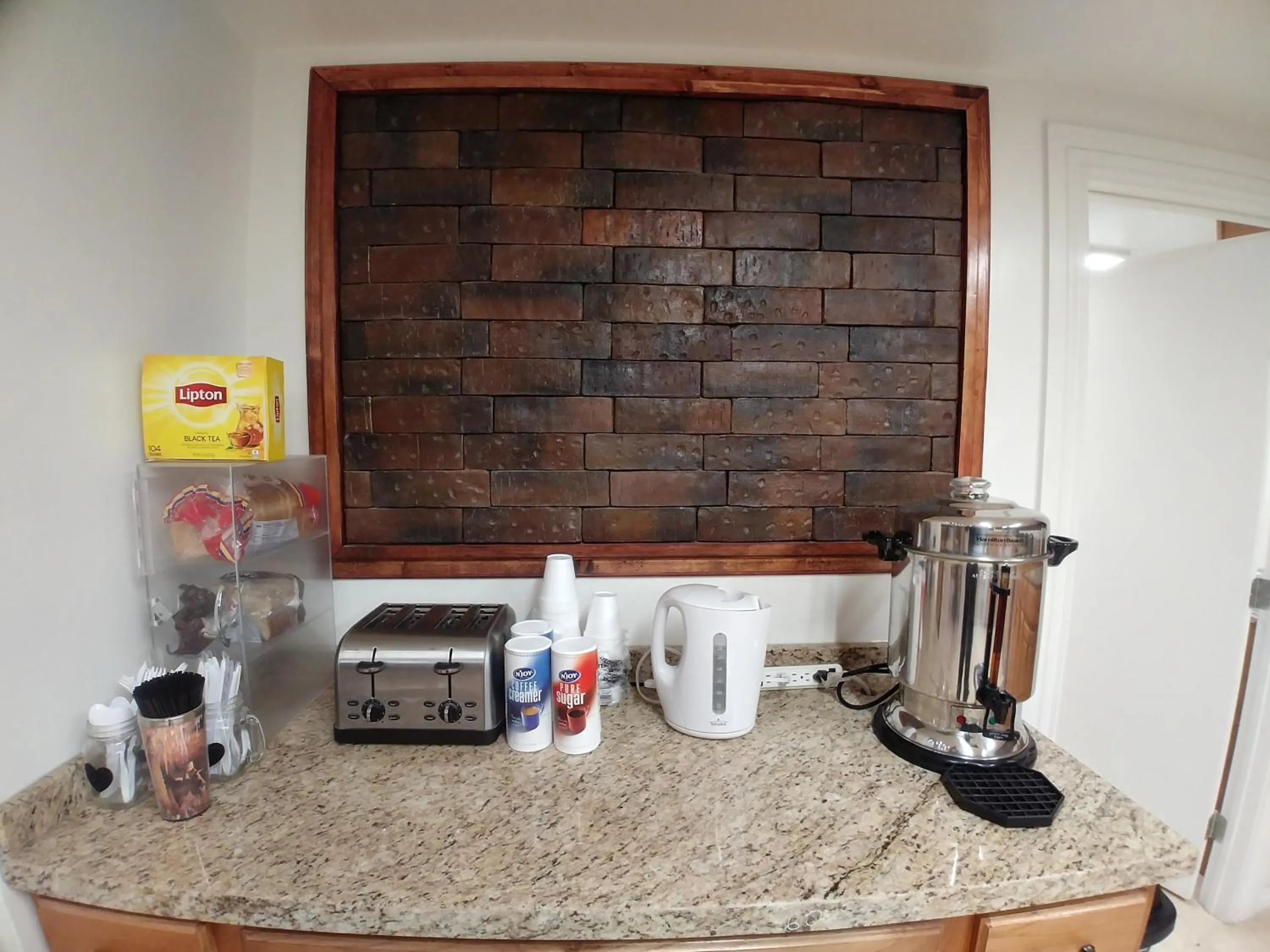 Coffee/tea facilities in Alien Residence Inn