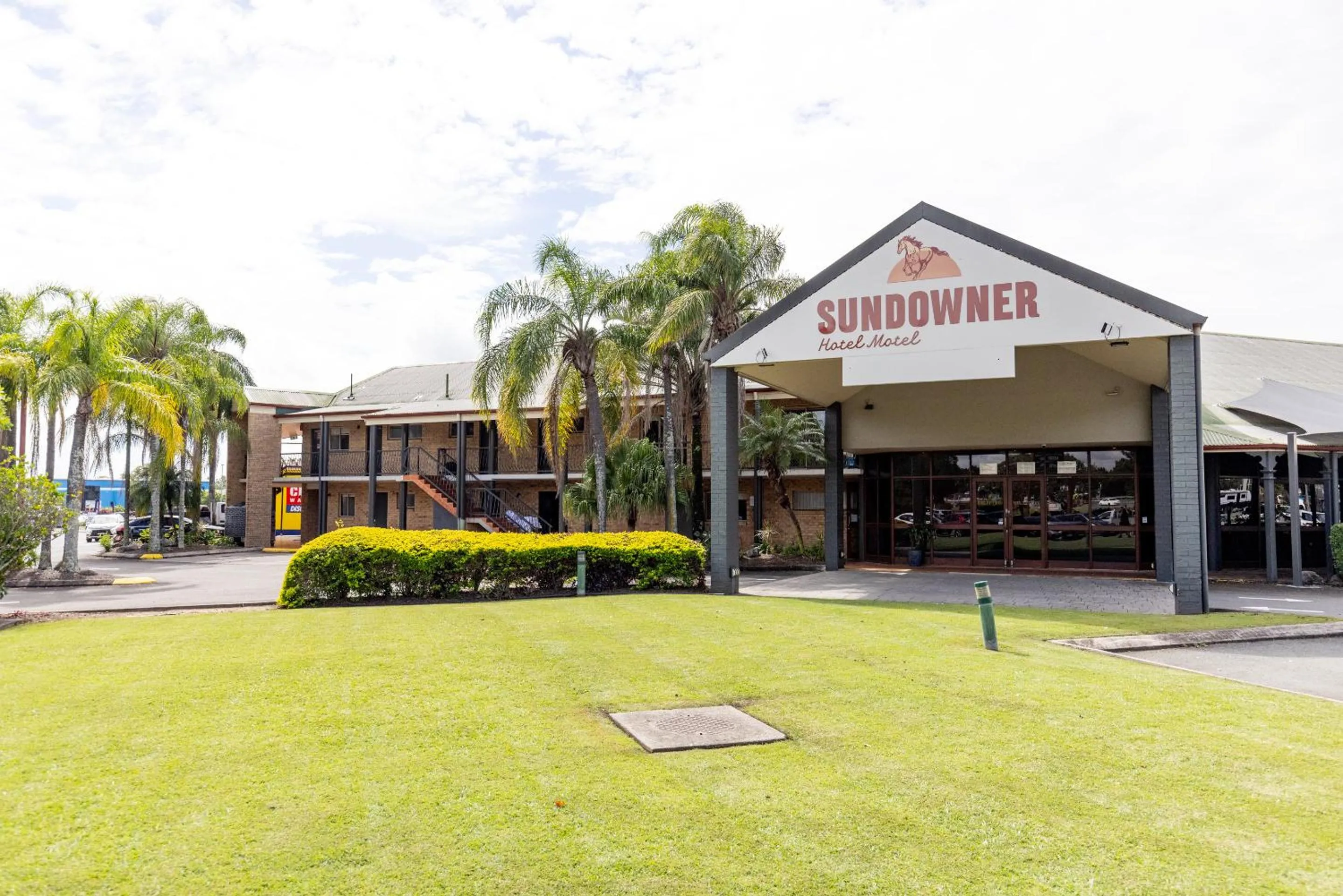 Property building in Sundowner Hotel Motel