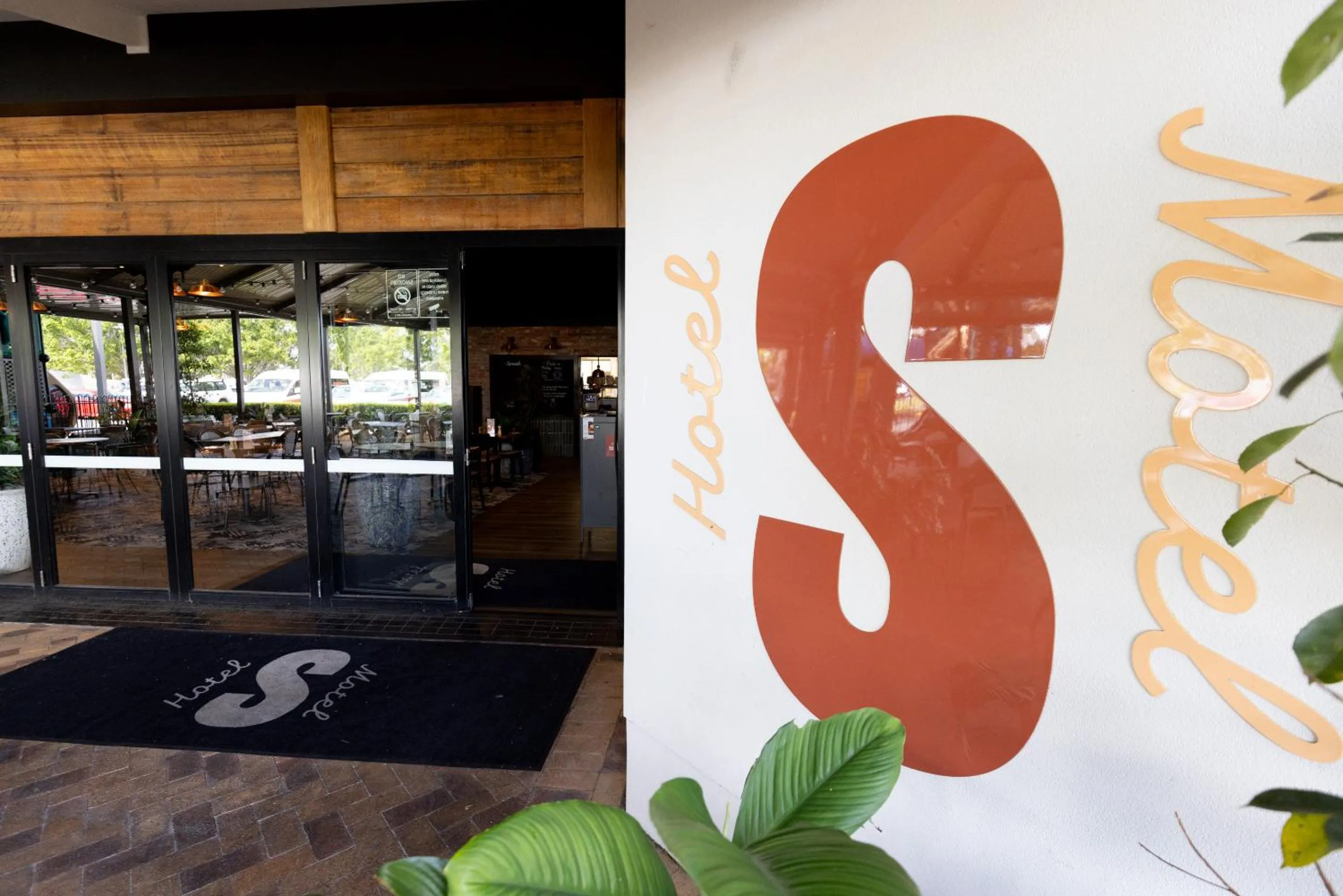 Facade/entrance in Sundowner Hotel Motel