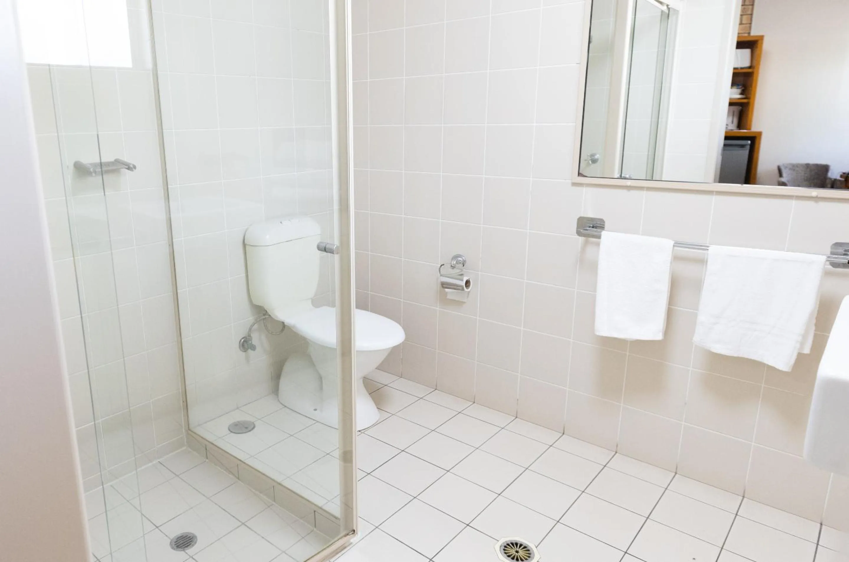 Shower in Sundowner Hotel Motel