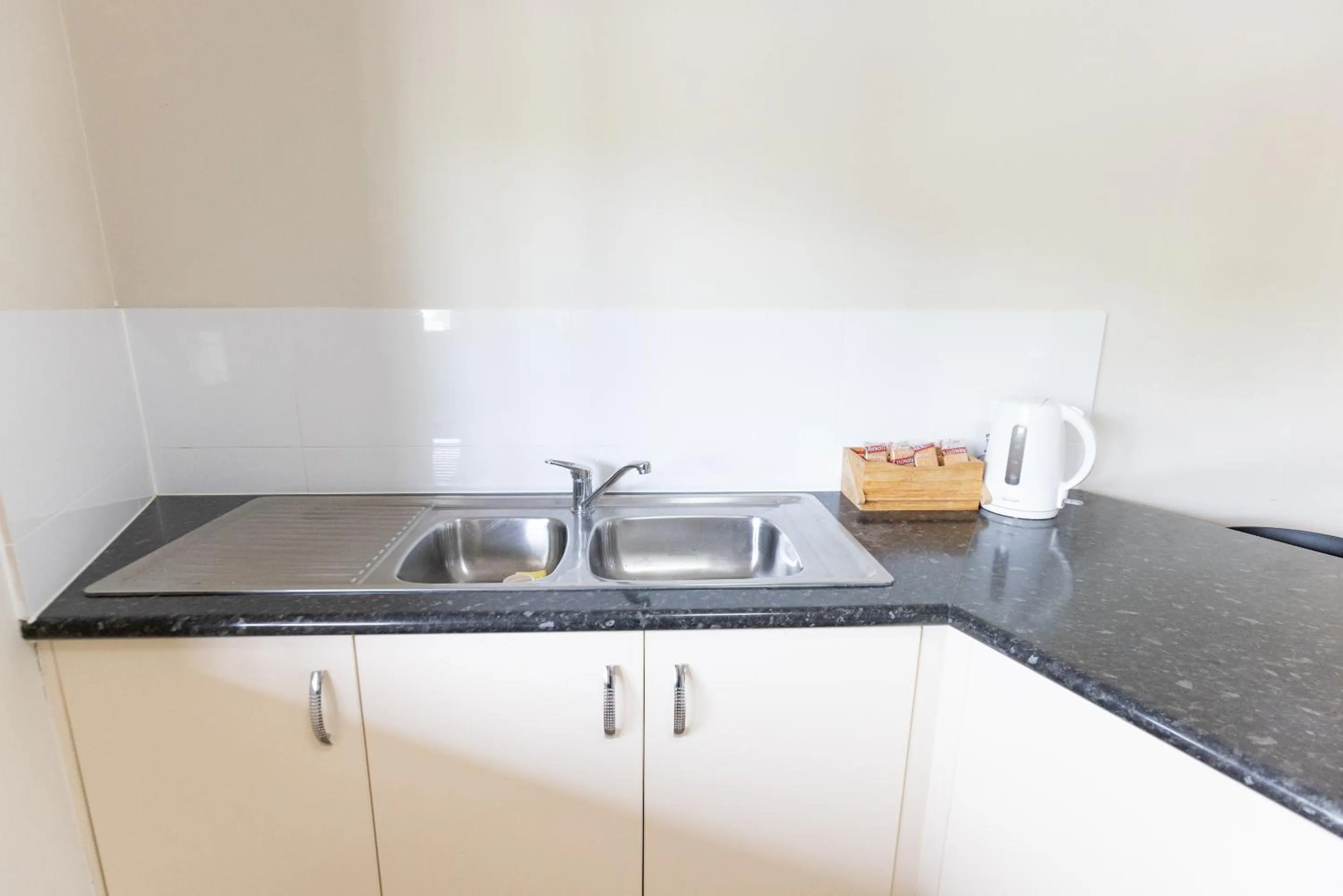 Coffee/tea facilities in Sundowner Hotel Motel