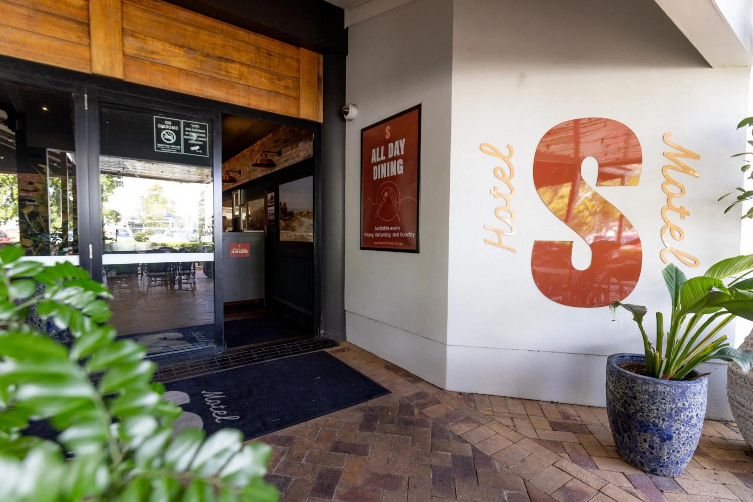 Facade/entrance in Sundowner Hotel Motel