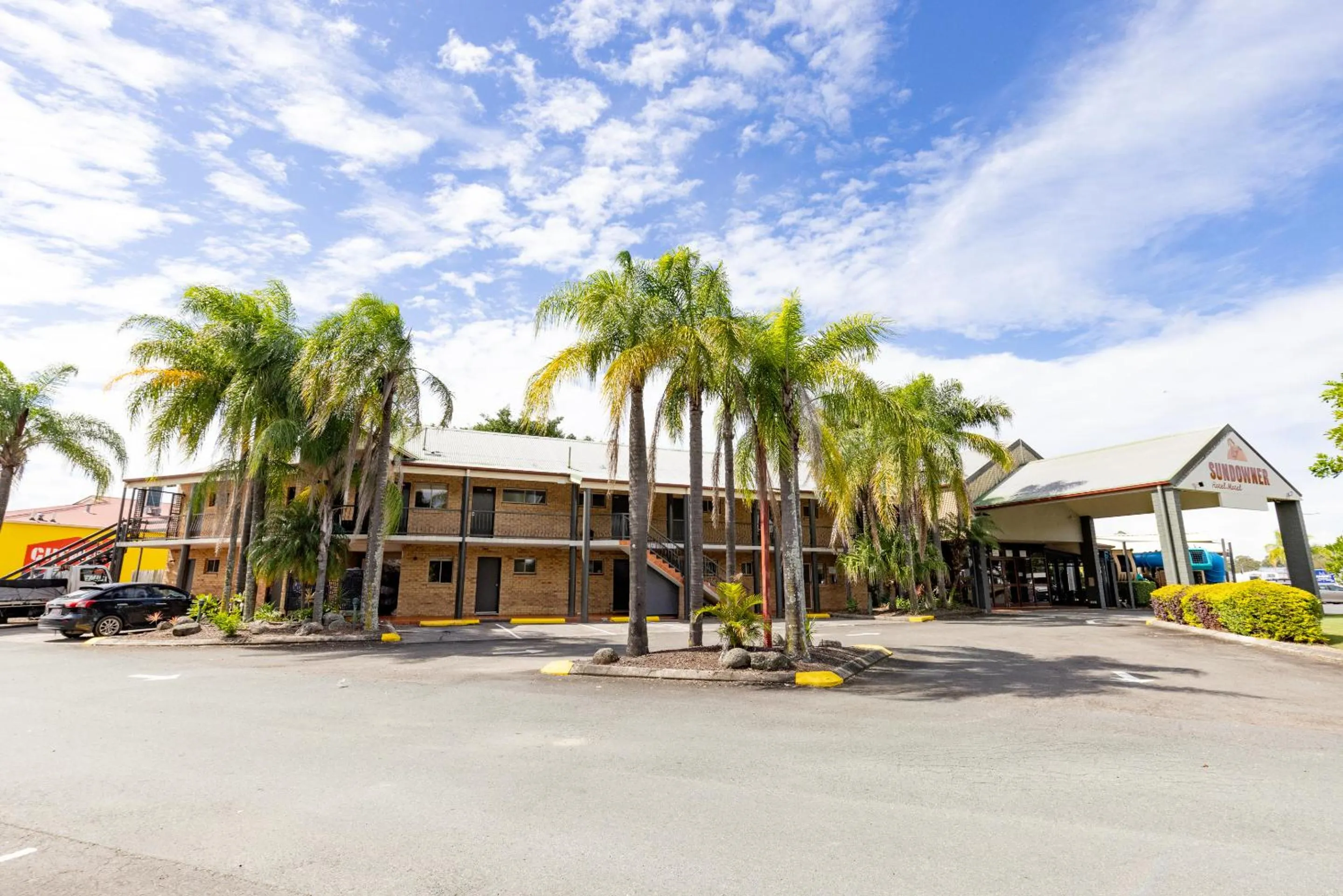 Property building in Sundowner Hotel Motel