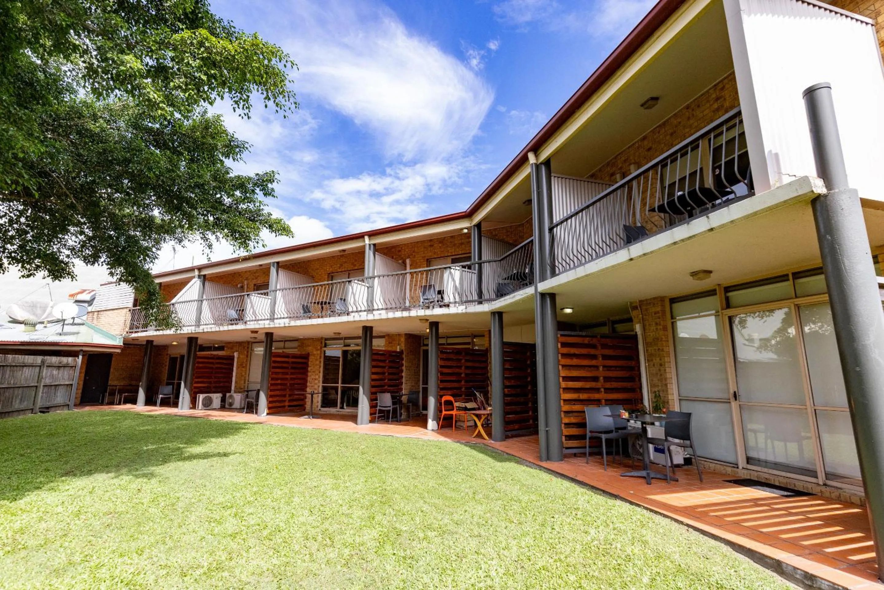 Property building in Sundowner Hotel Motel