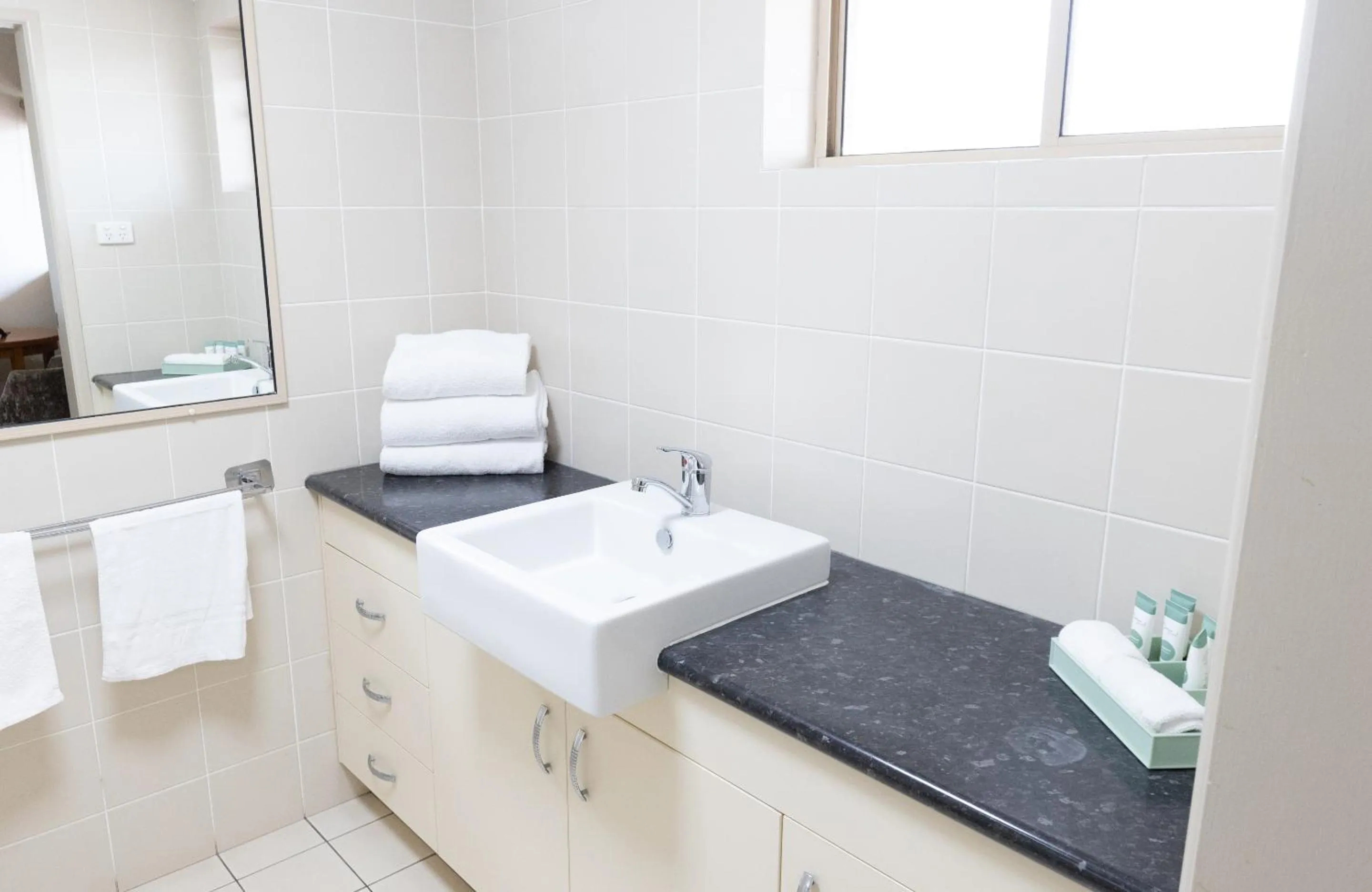 Bathroom in Sundowner Hotel Motel