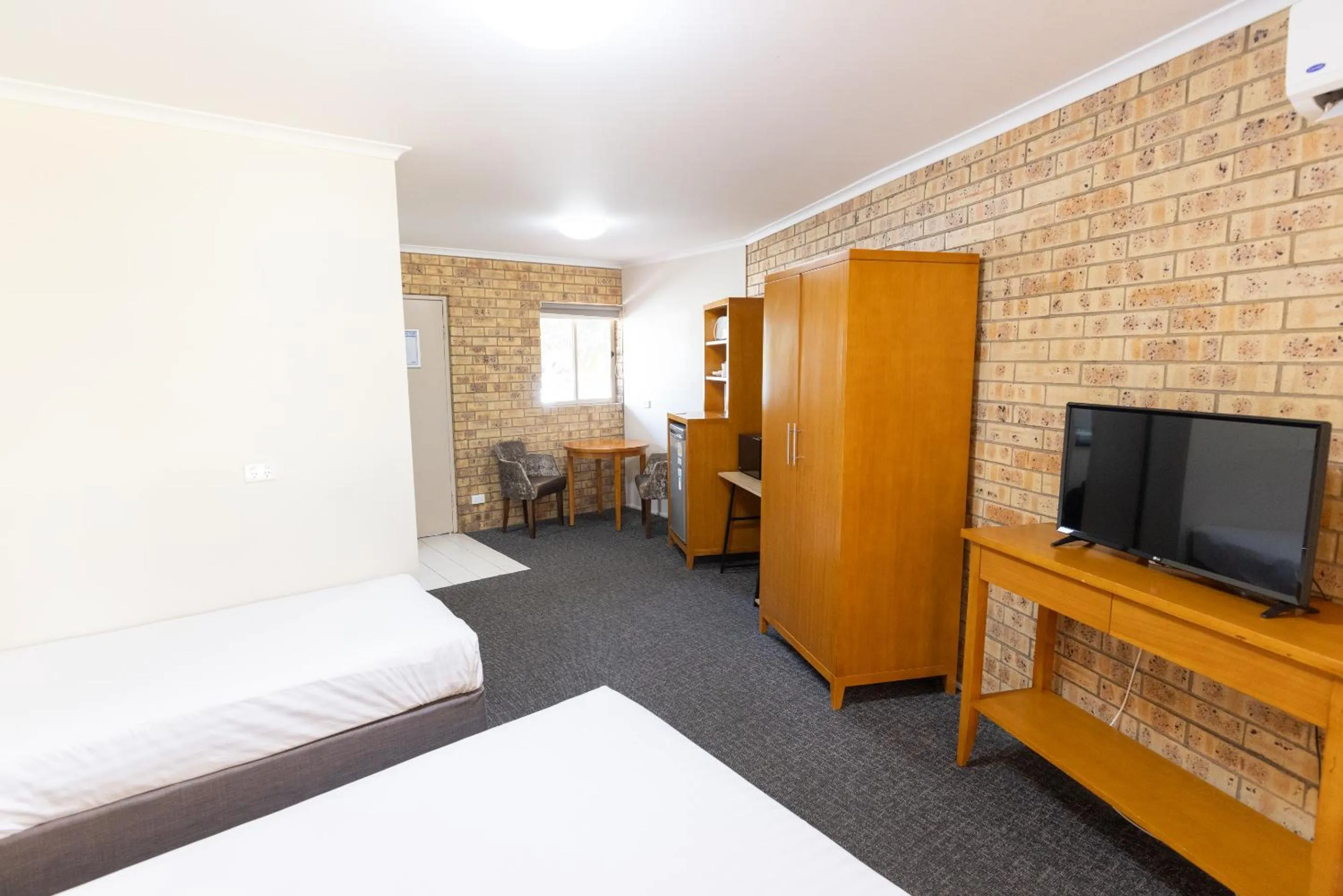 TV and multimedia, Bed in Sundowner Hotel Motel