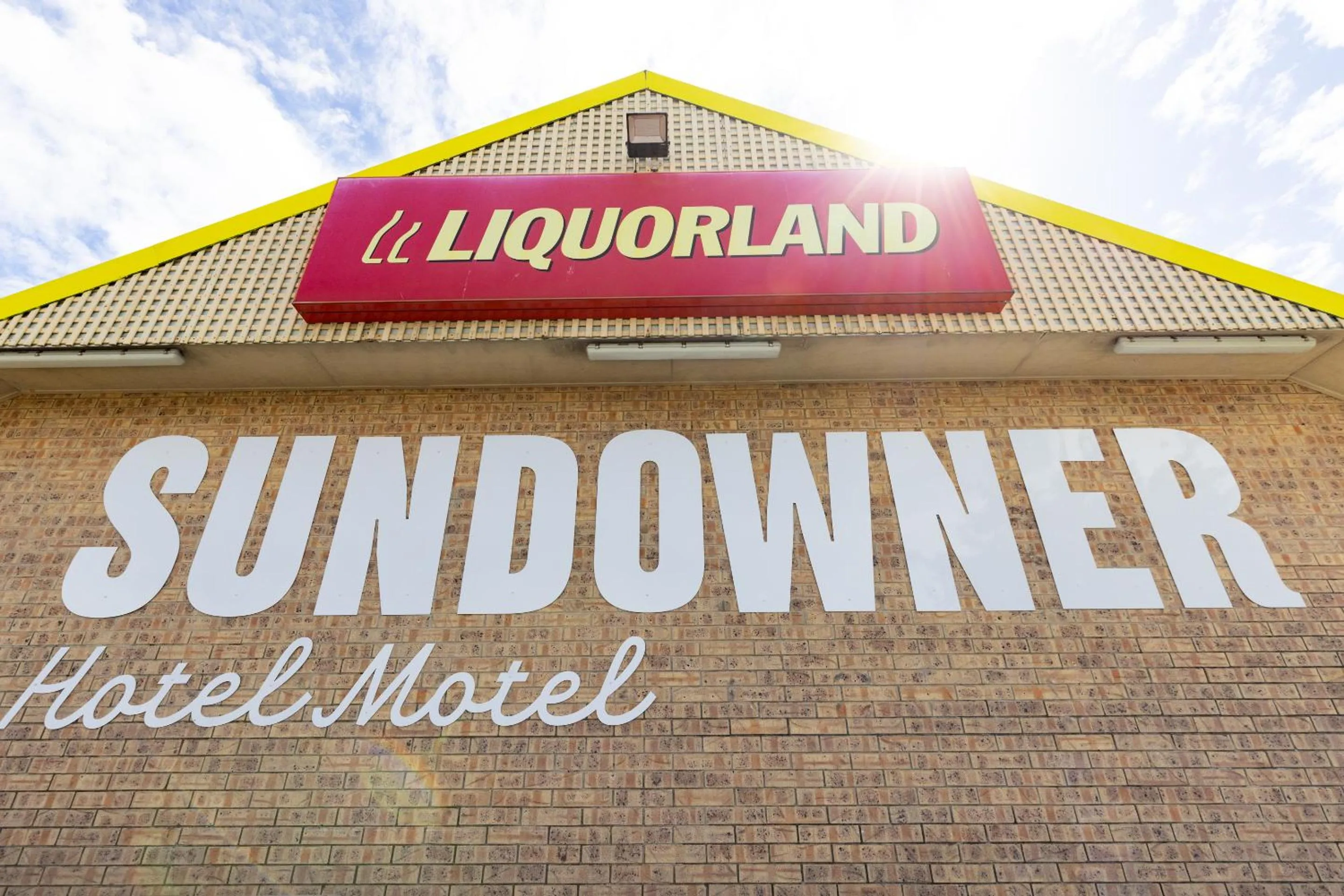 Property logo or sign in Sundowner Hotel Motel