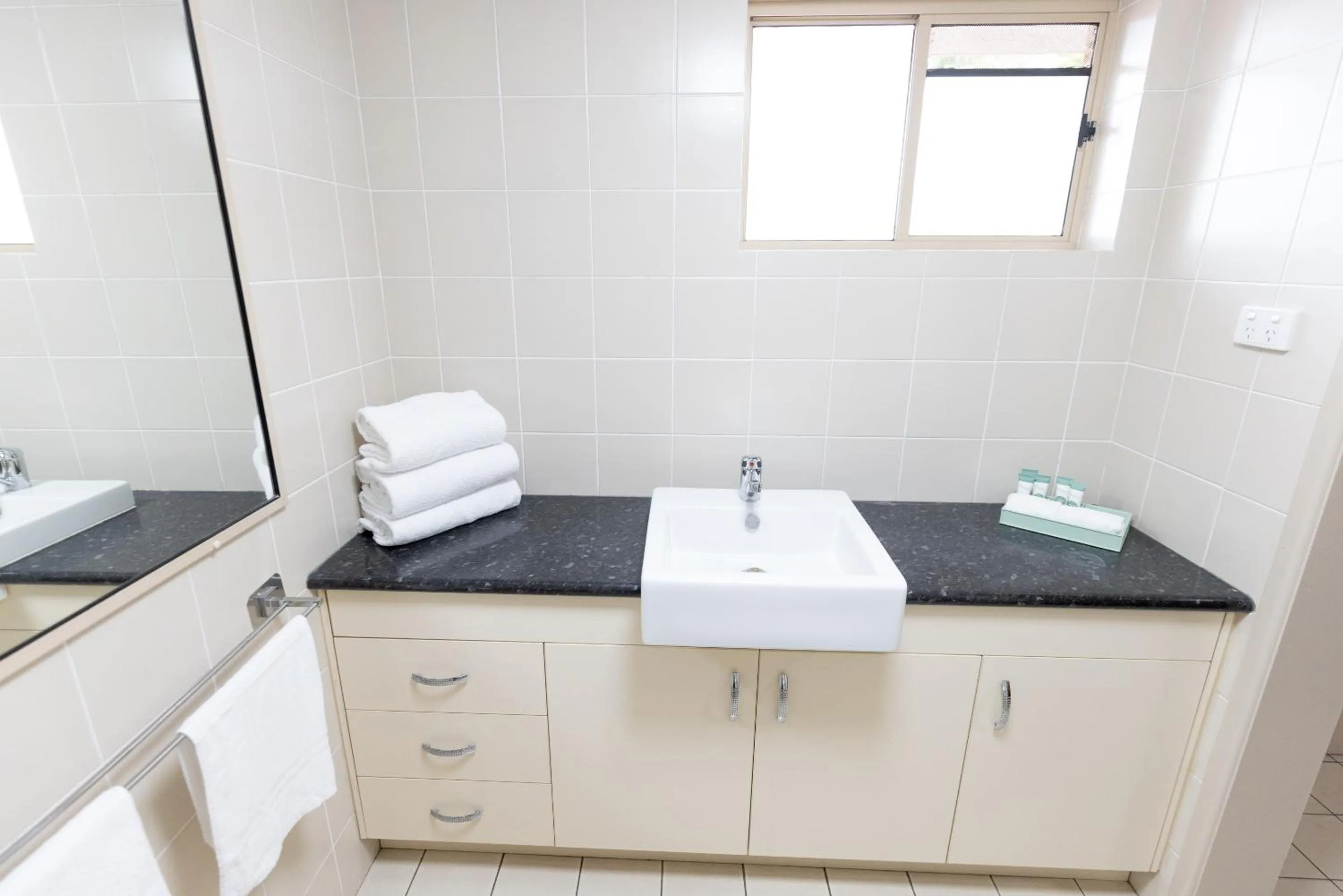 Bathroom in Sundowner Hotel Motel