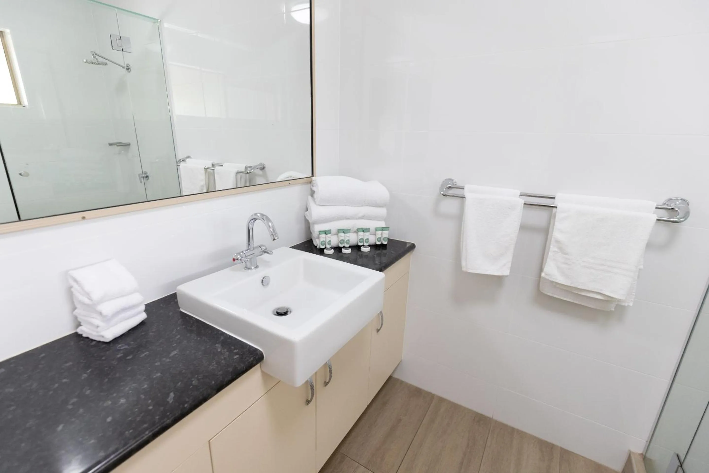 Bathroom in Sundowner Hotel Motel