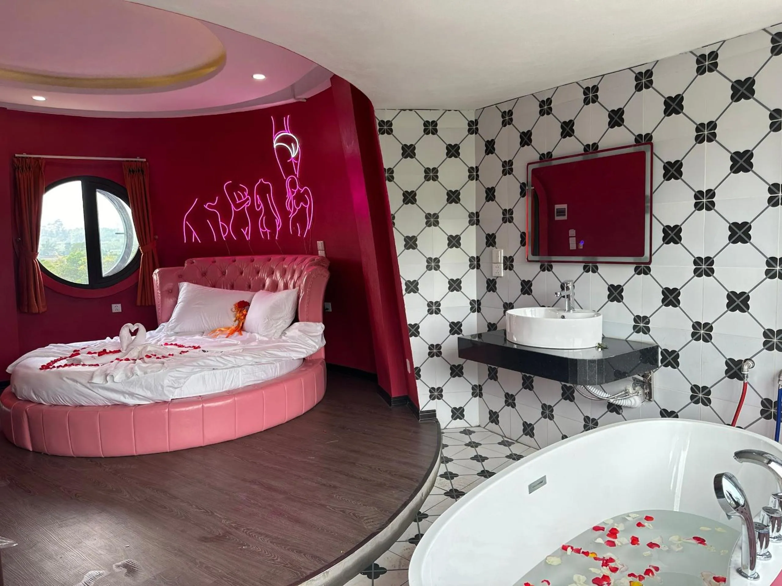 Photo of the whole room in King Bavi Resort