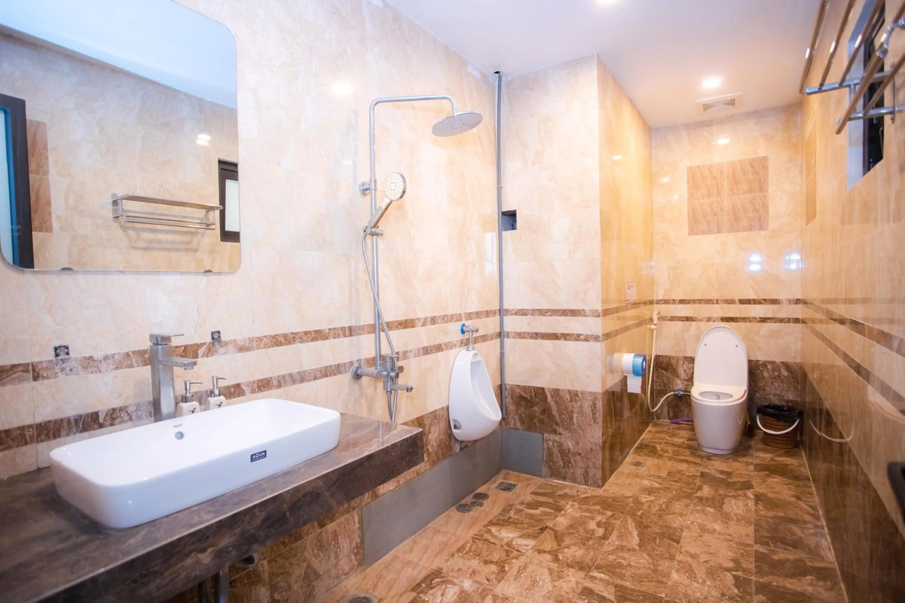 Toilet in King Bavi Resort