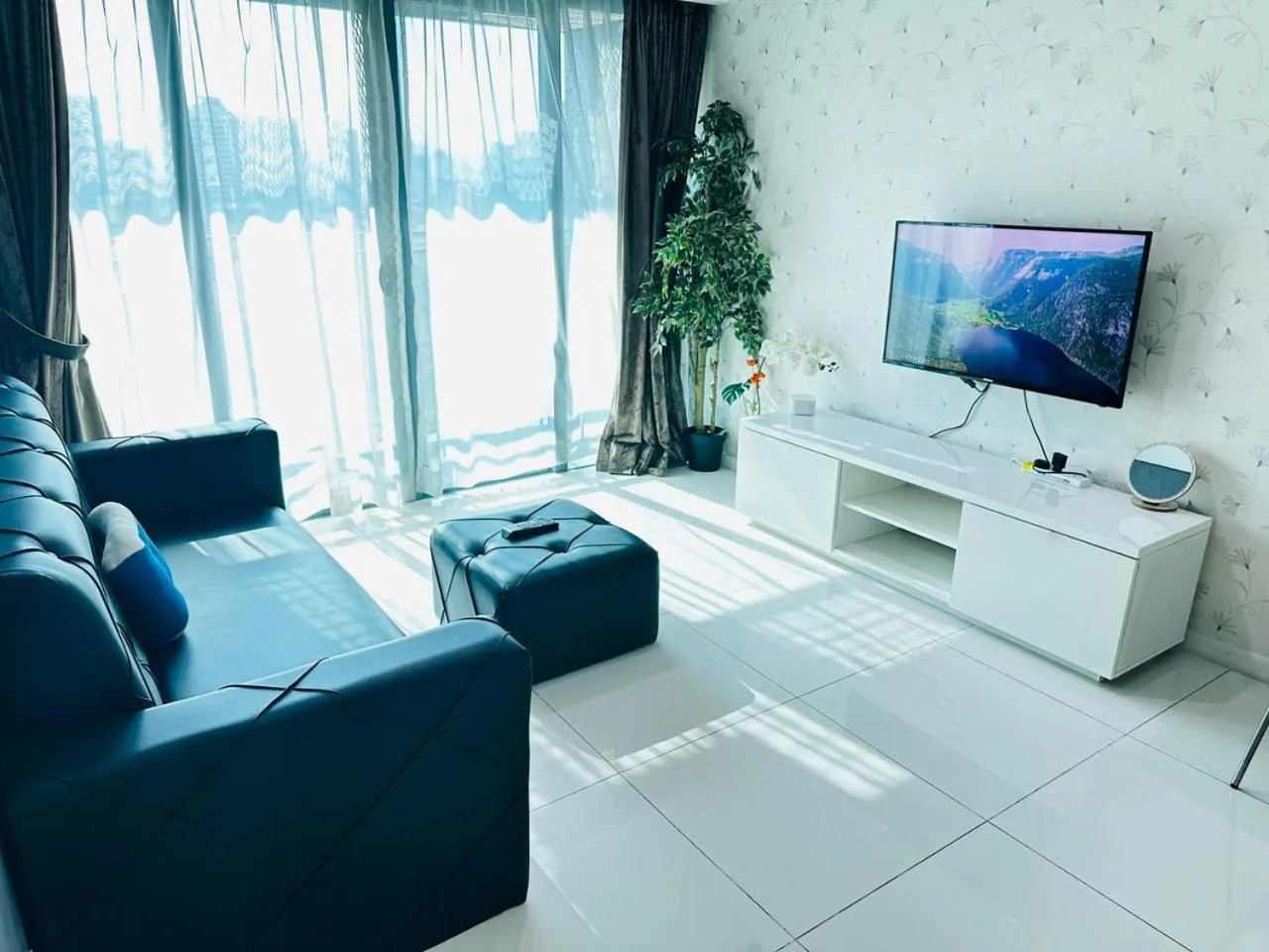 Communal lounge/ TV room in Summer Suites KLCC by Luna KL