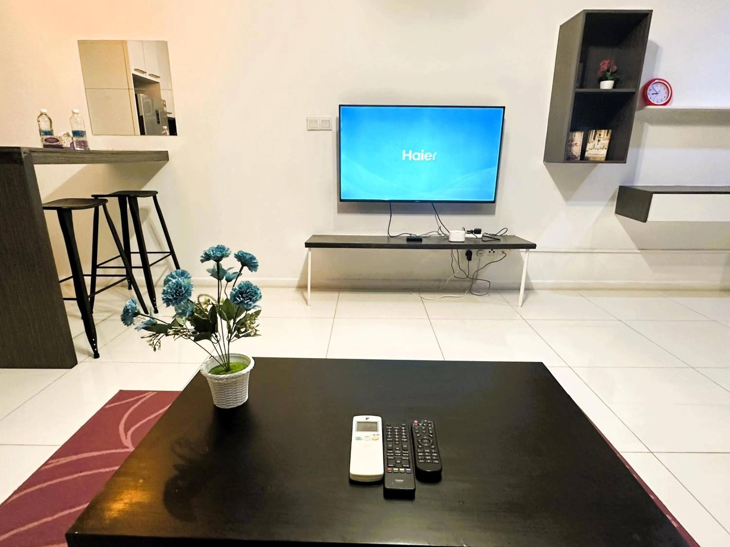 Communal lounge/ TV room in Summer Suites KLCC by Luna KL