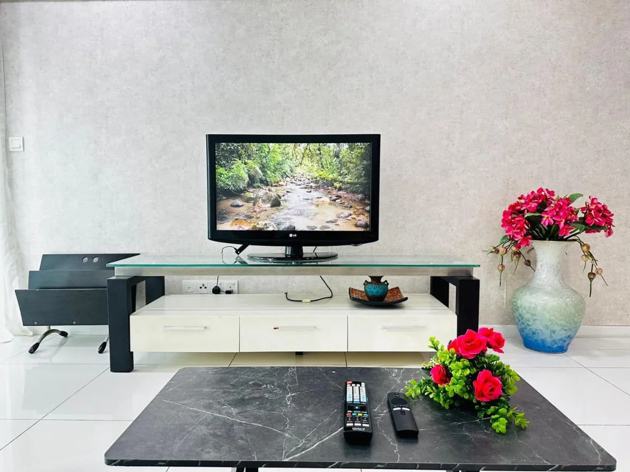 Communal lounge/ TV room in Summer Suites KLCC by Luna KL