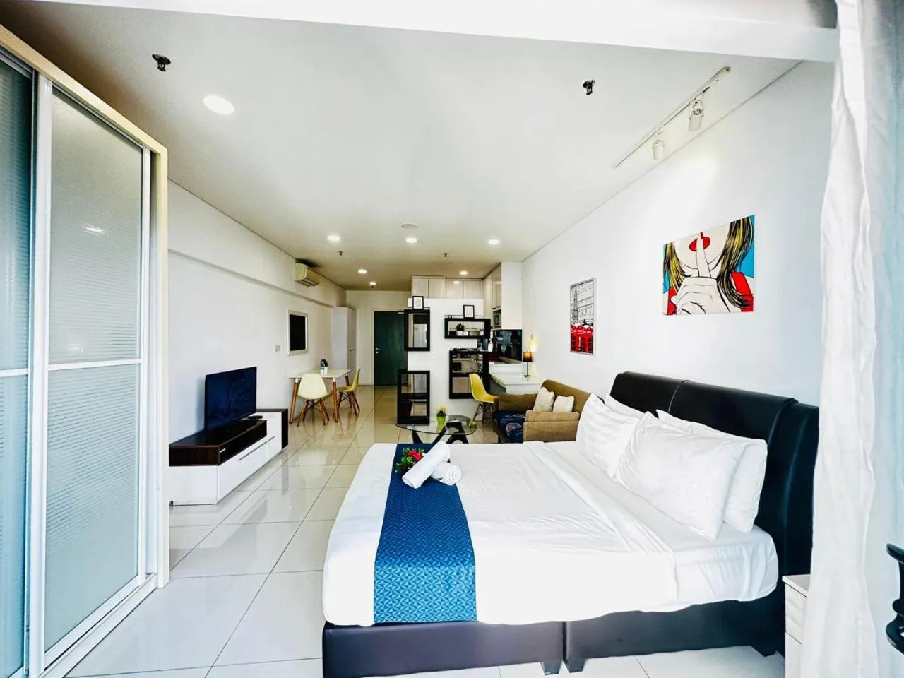 Communal lounge/ TV room, Bed in Summer Suites KLCC by Luna KL