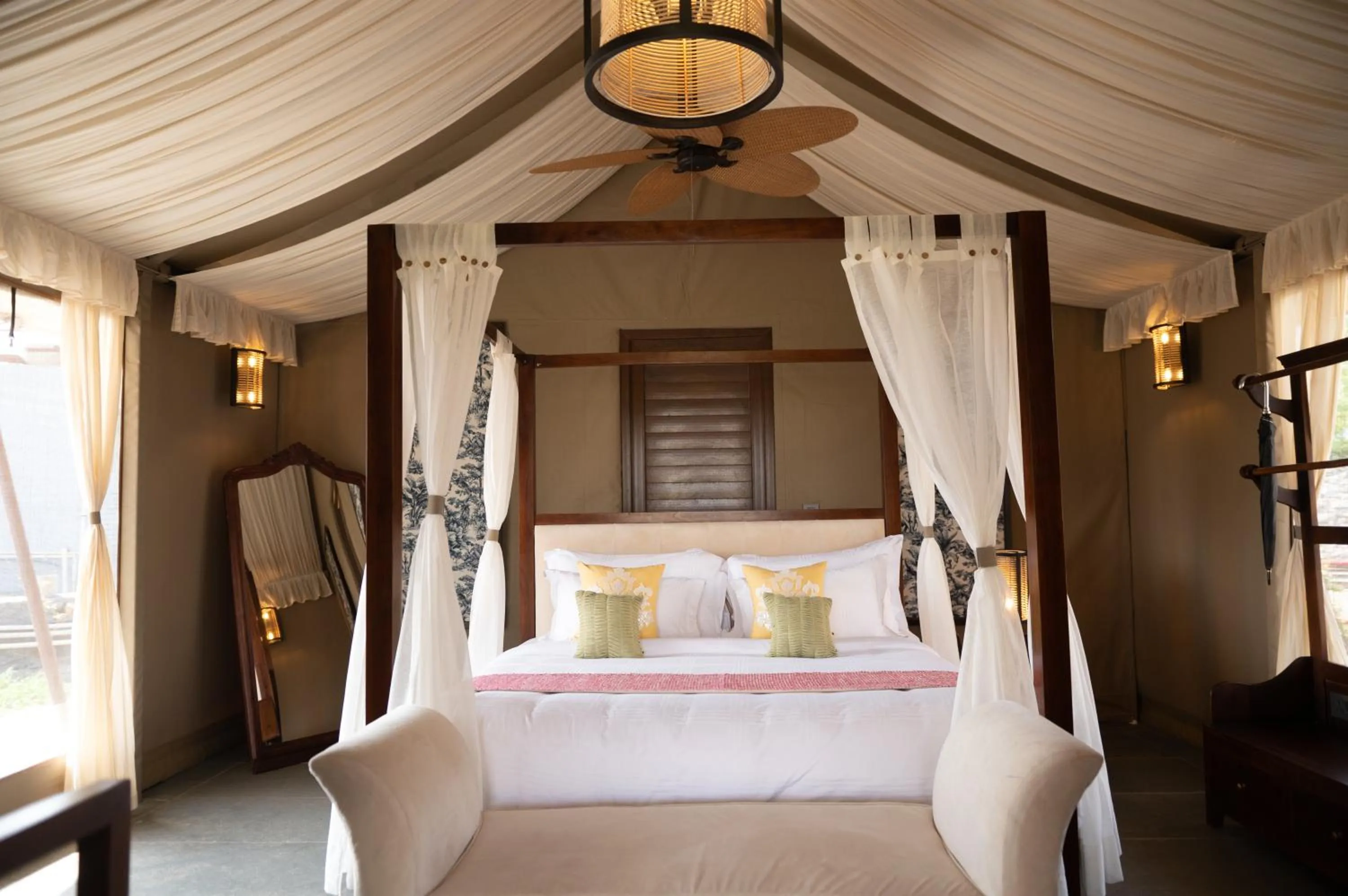 Photo of the whole room, Bed in Sangam Farms