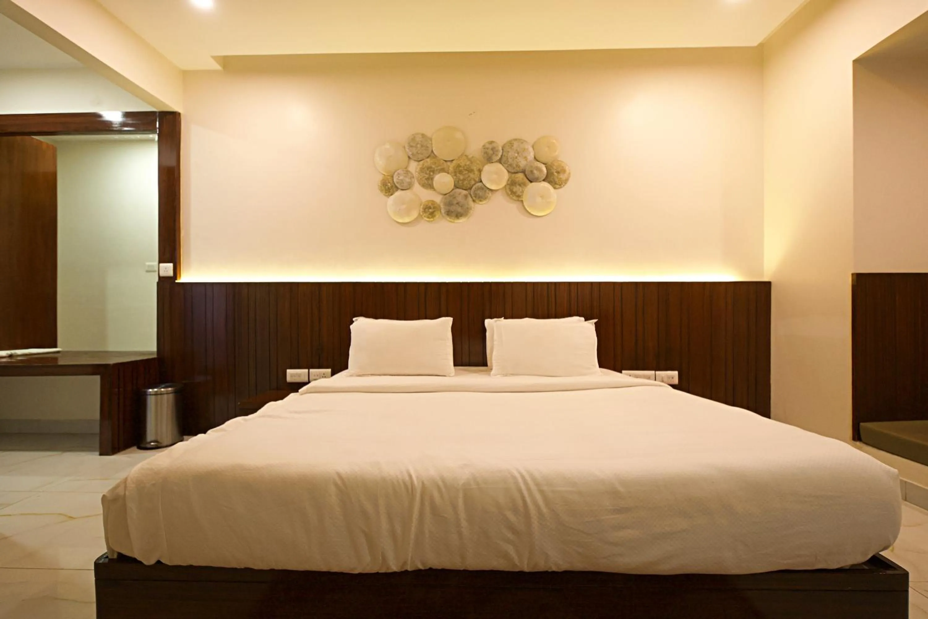 Bedroom, Bed in Veerdency Luxury resort