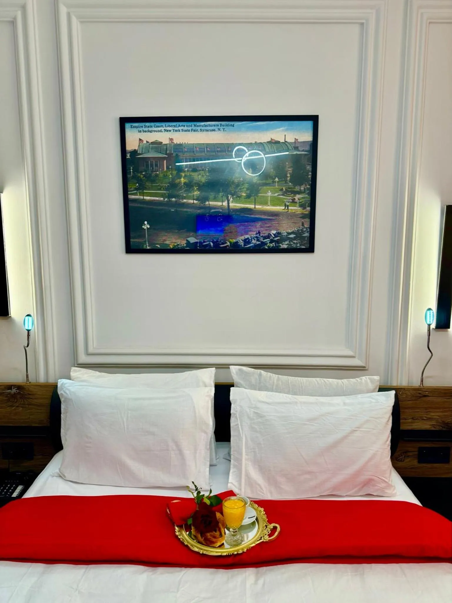 Bed in The Hotel Syracuse