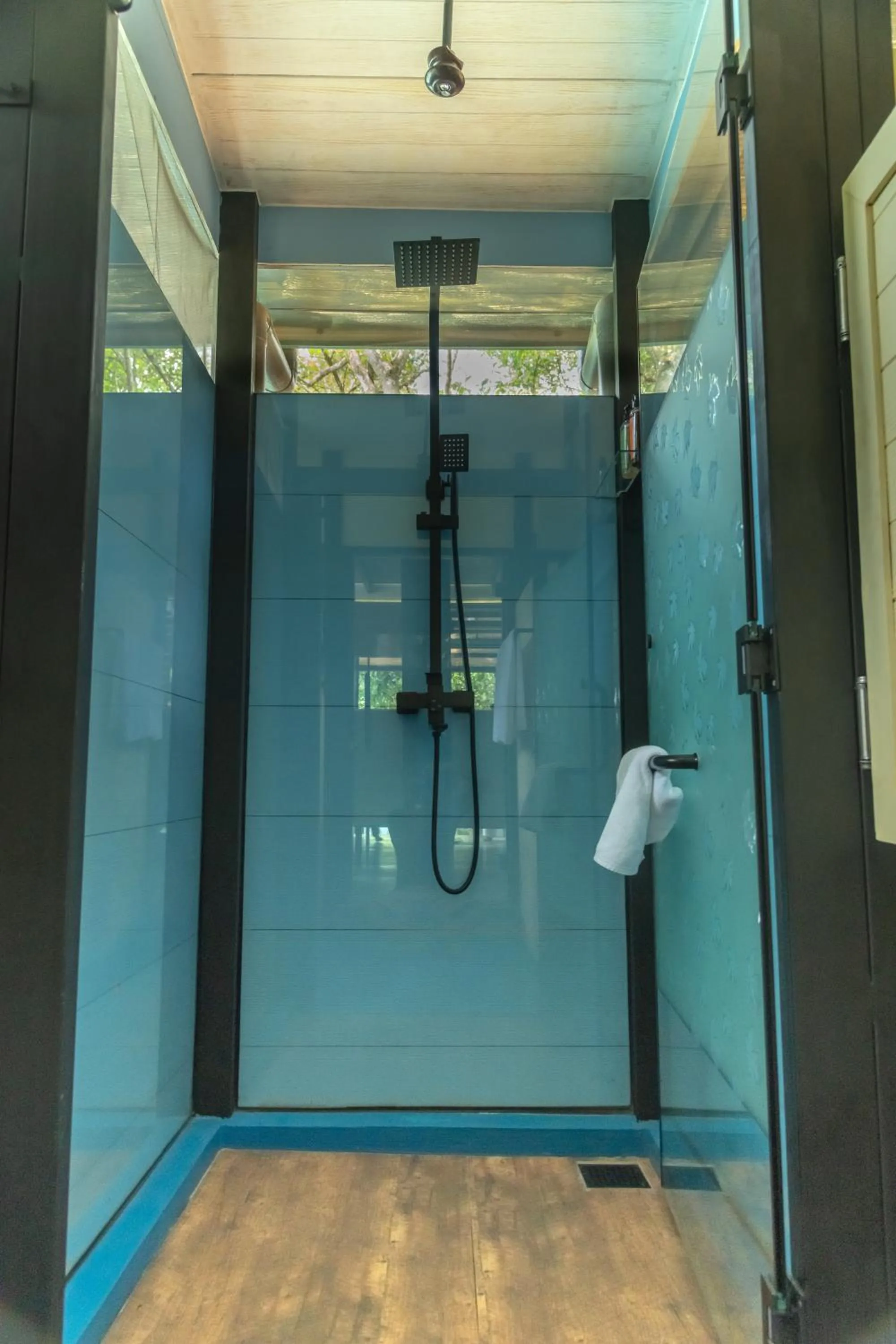 Shower in Waraka - Udawalawe by Thema Collection