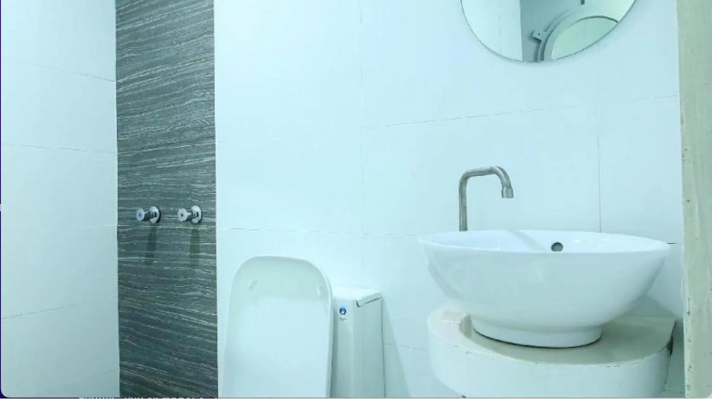 Bathroom in Astrotel Avenida