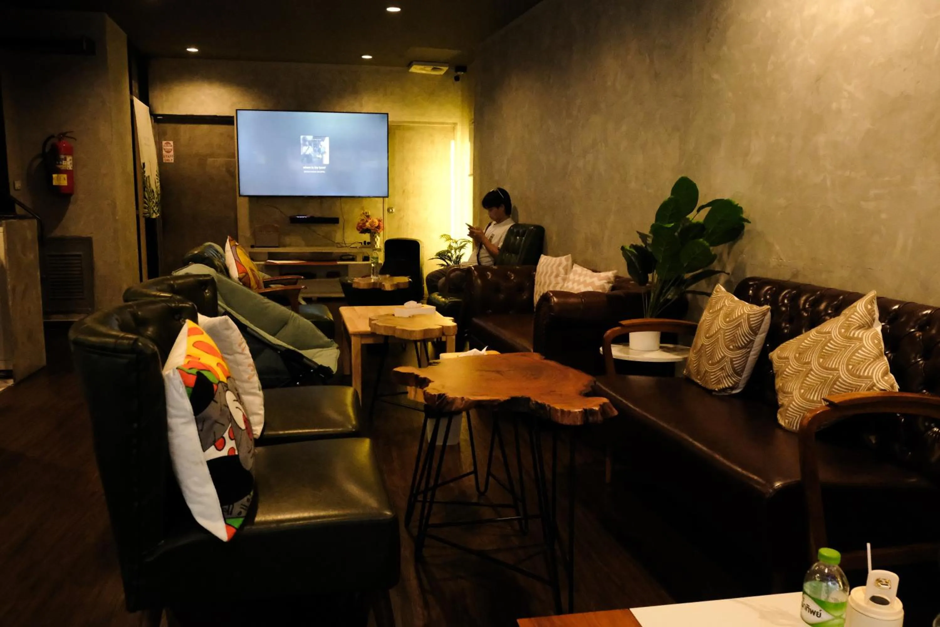 Communal lounge/ TV room in Bud Brew Beyond Dispensary and Hotel