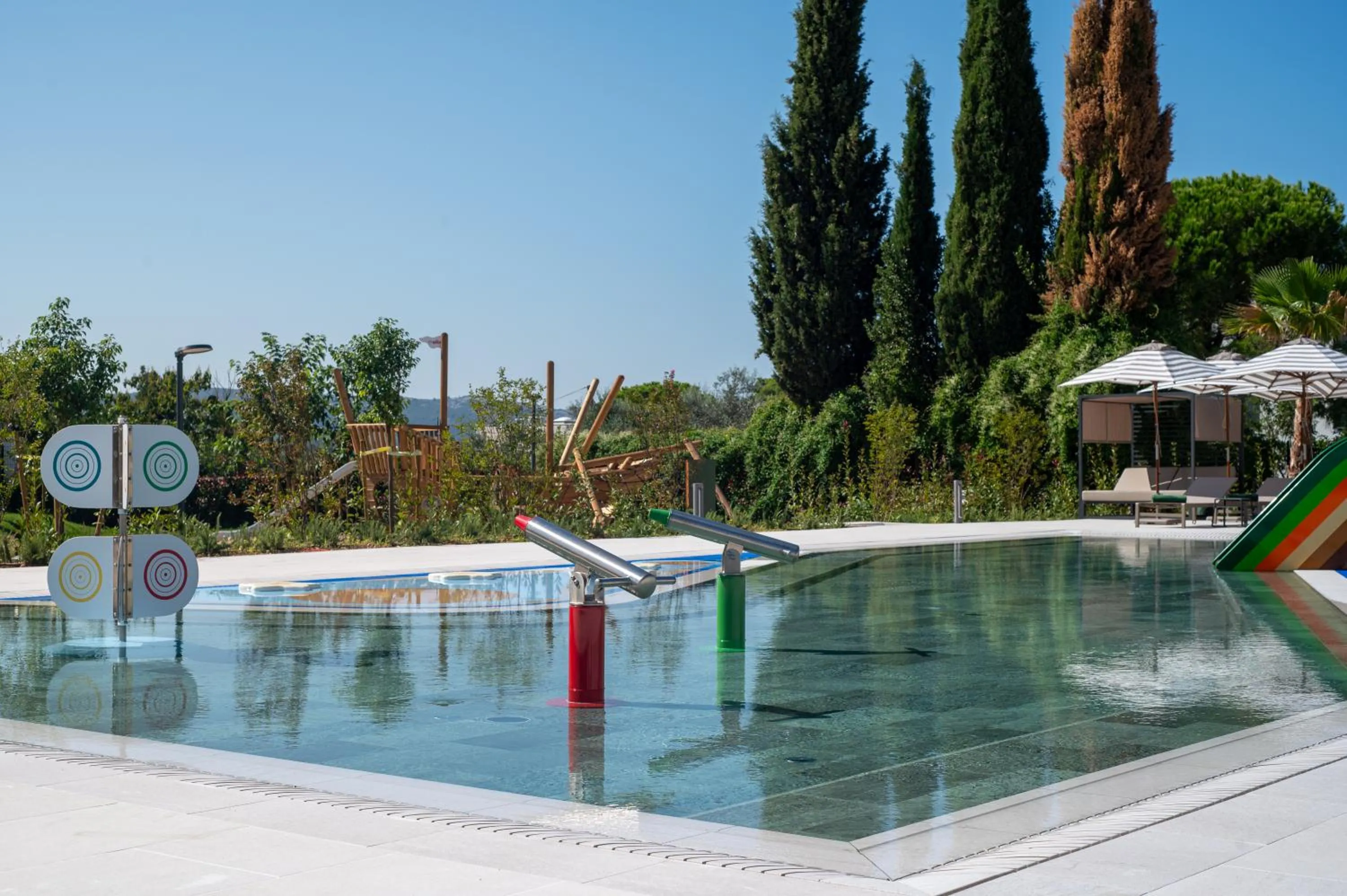 Swimming pool in Molum Hotel & Residences