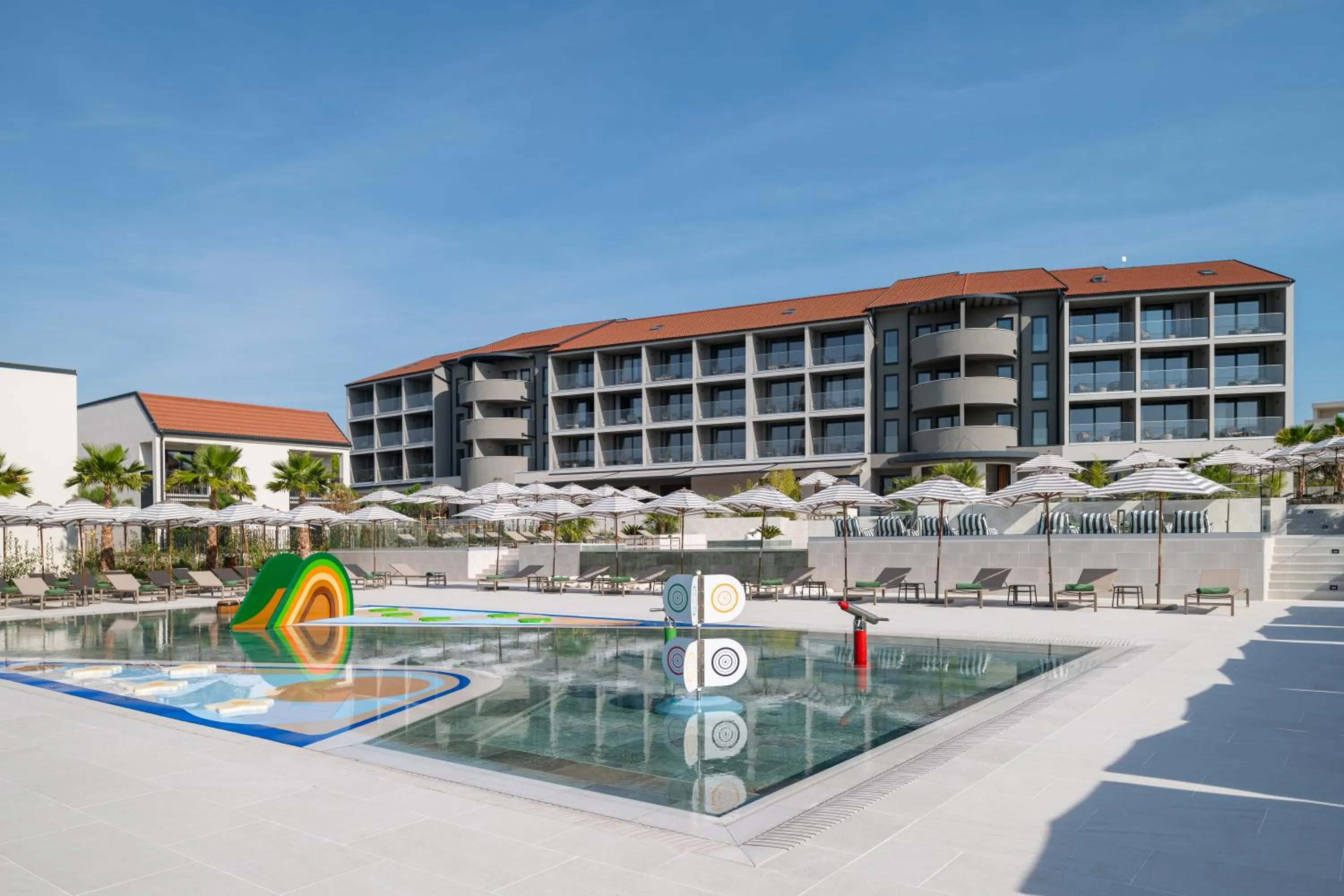 Swimming pool in Molum Hotel & Residences