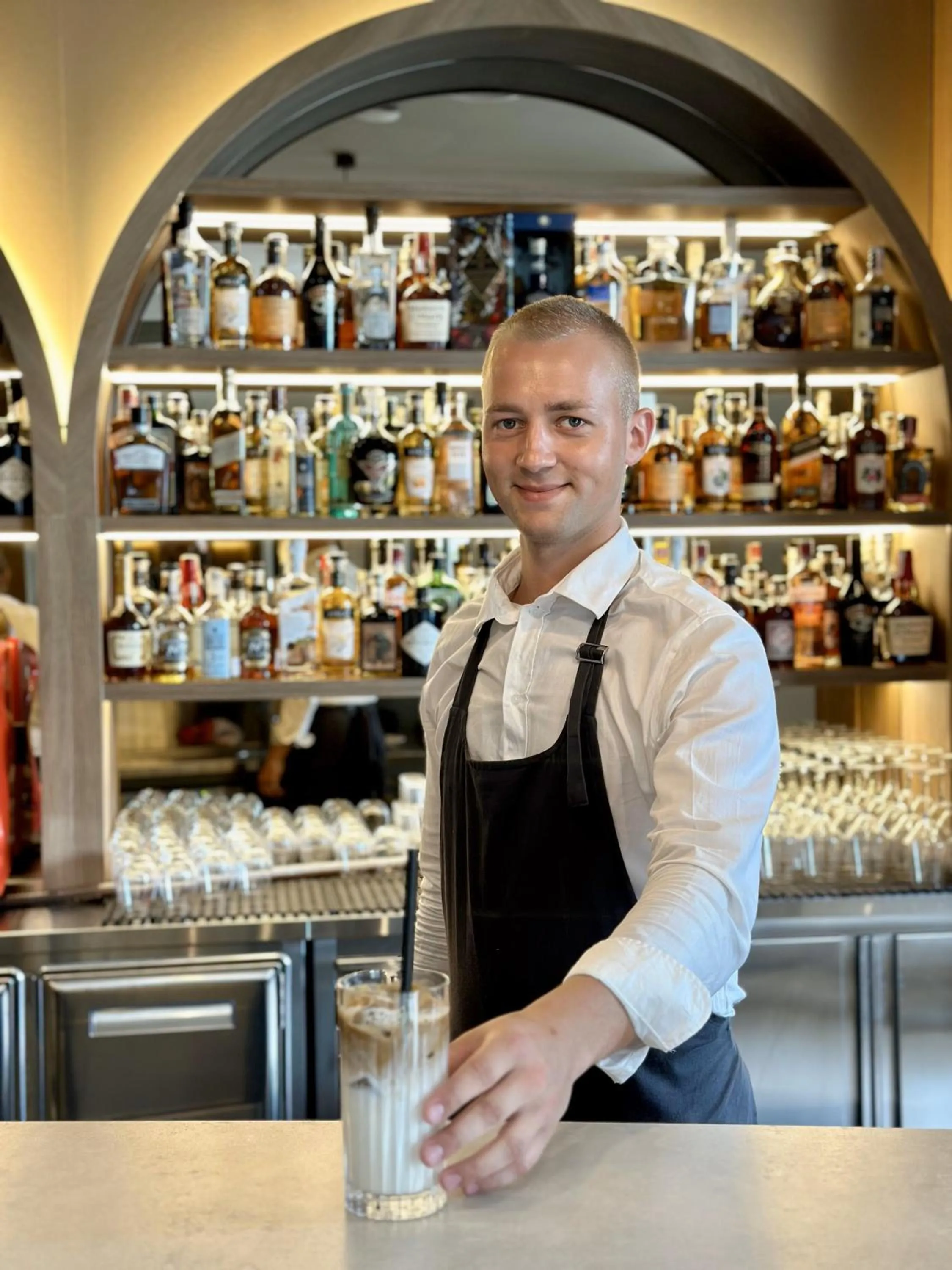 Restaurant/places to eat in Molum Hotel & Residences