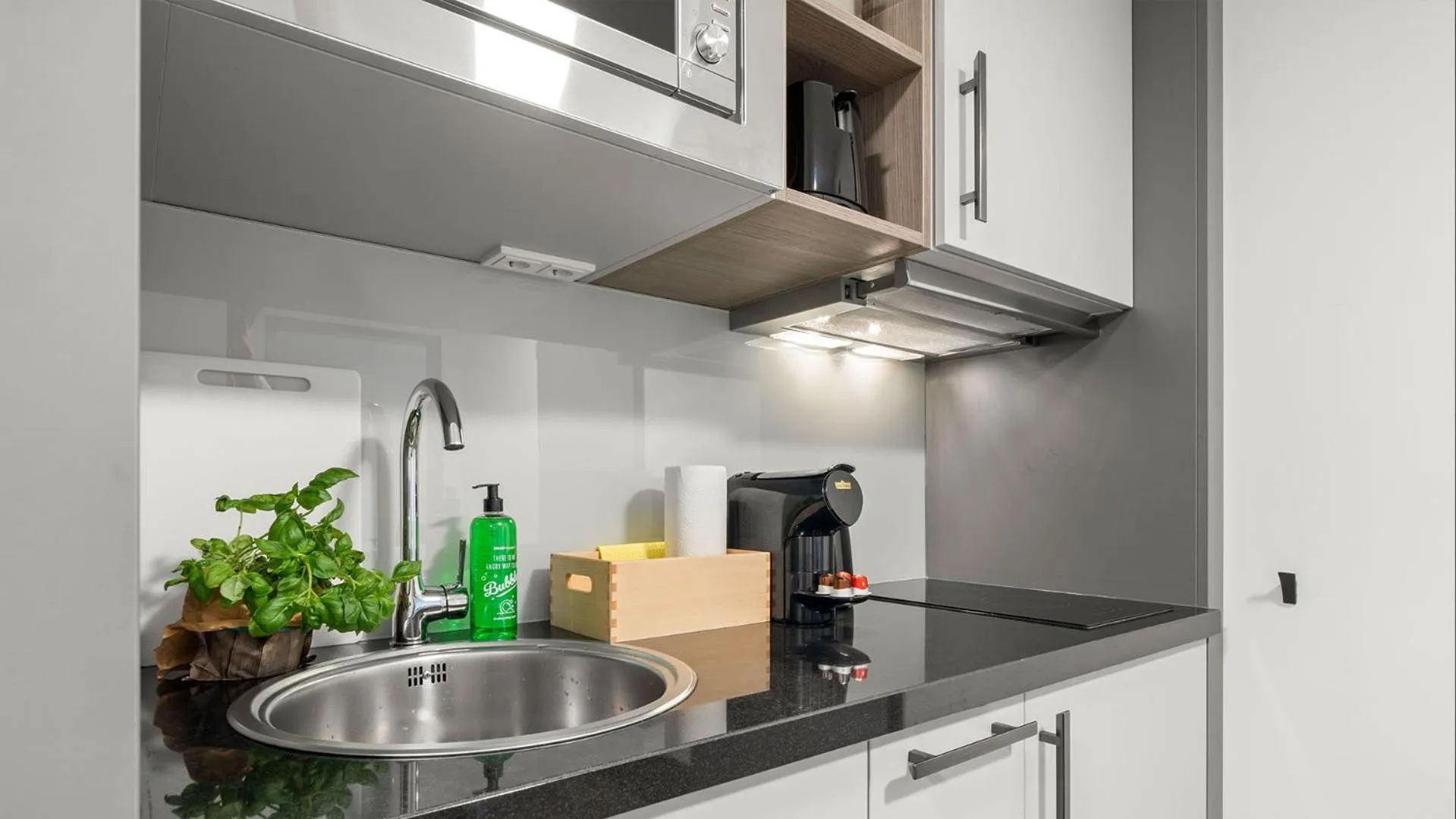 Kitchen or kitchenette in smartments Frankfurt Airport