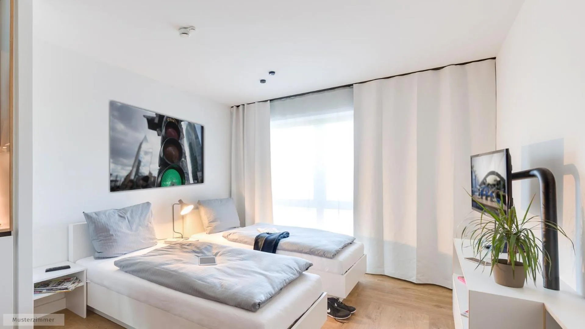 Photo of the whole room, Bed in smartments Frankfurt Airport