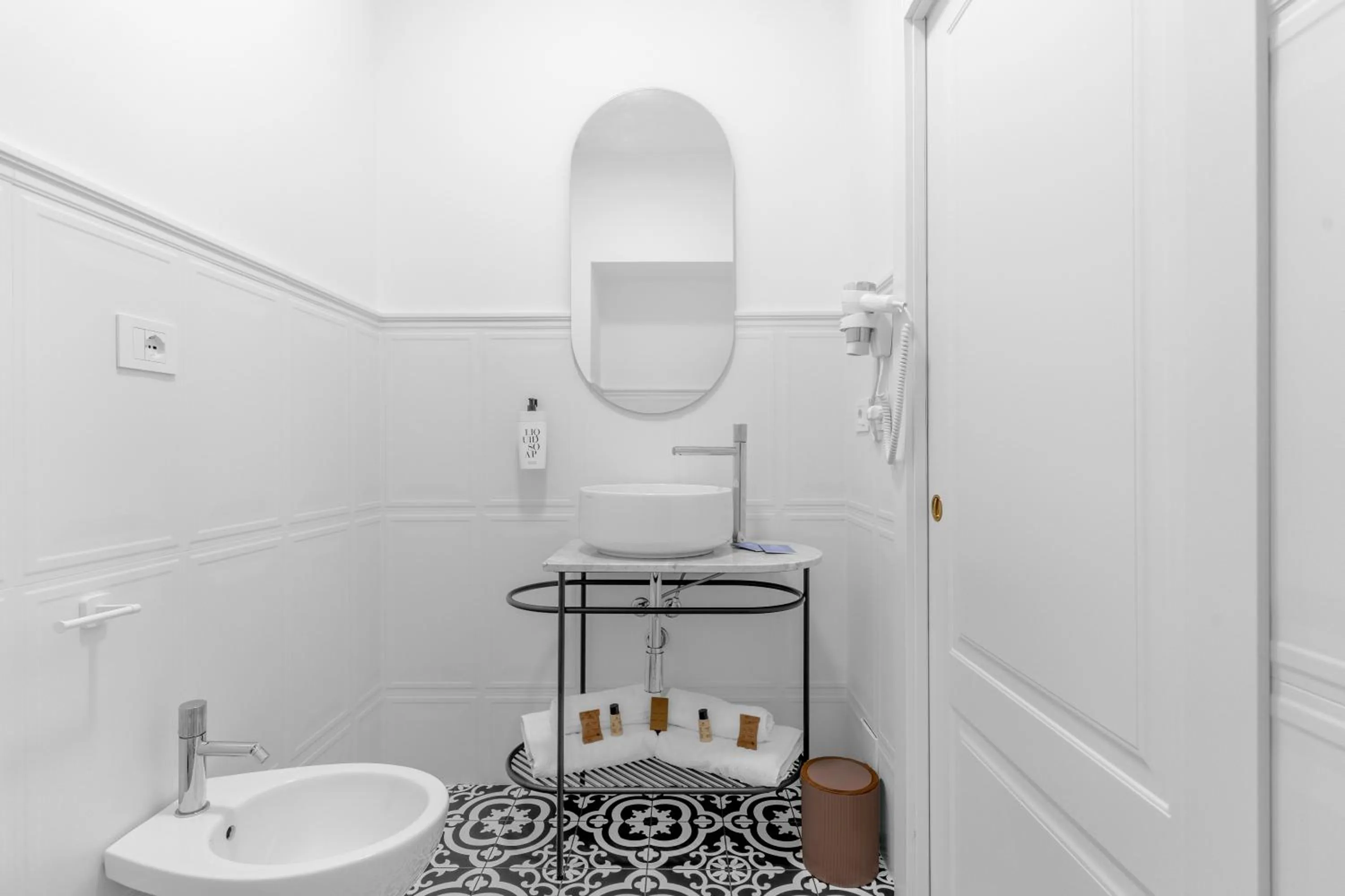 Toilet in Montello Suites Foresteria Lombarda