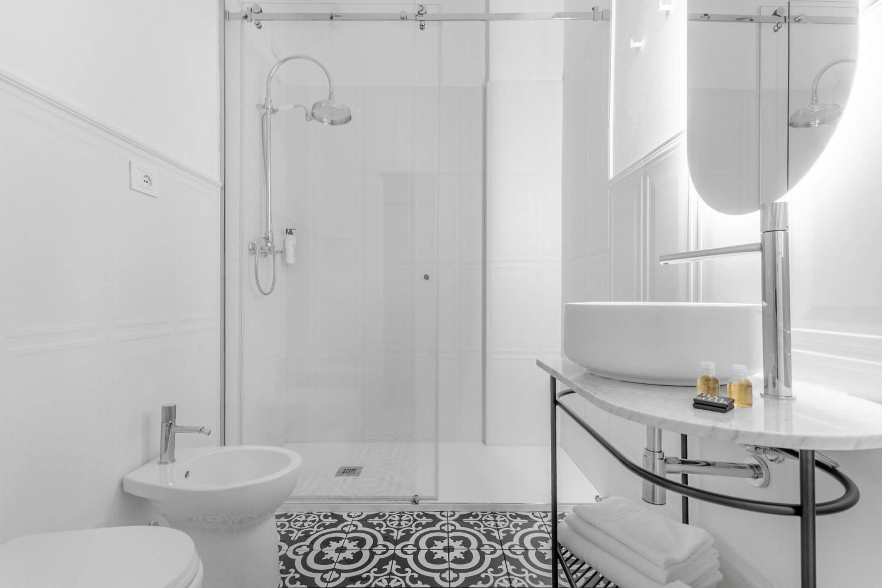 Shower in Montello Suites Foresteria Lombarda