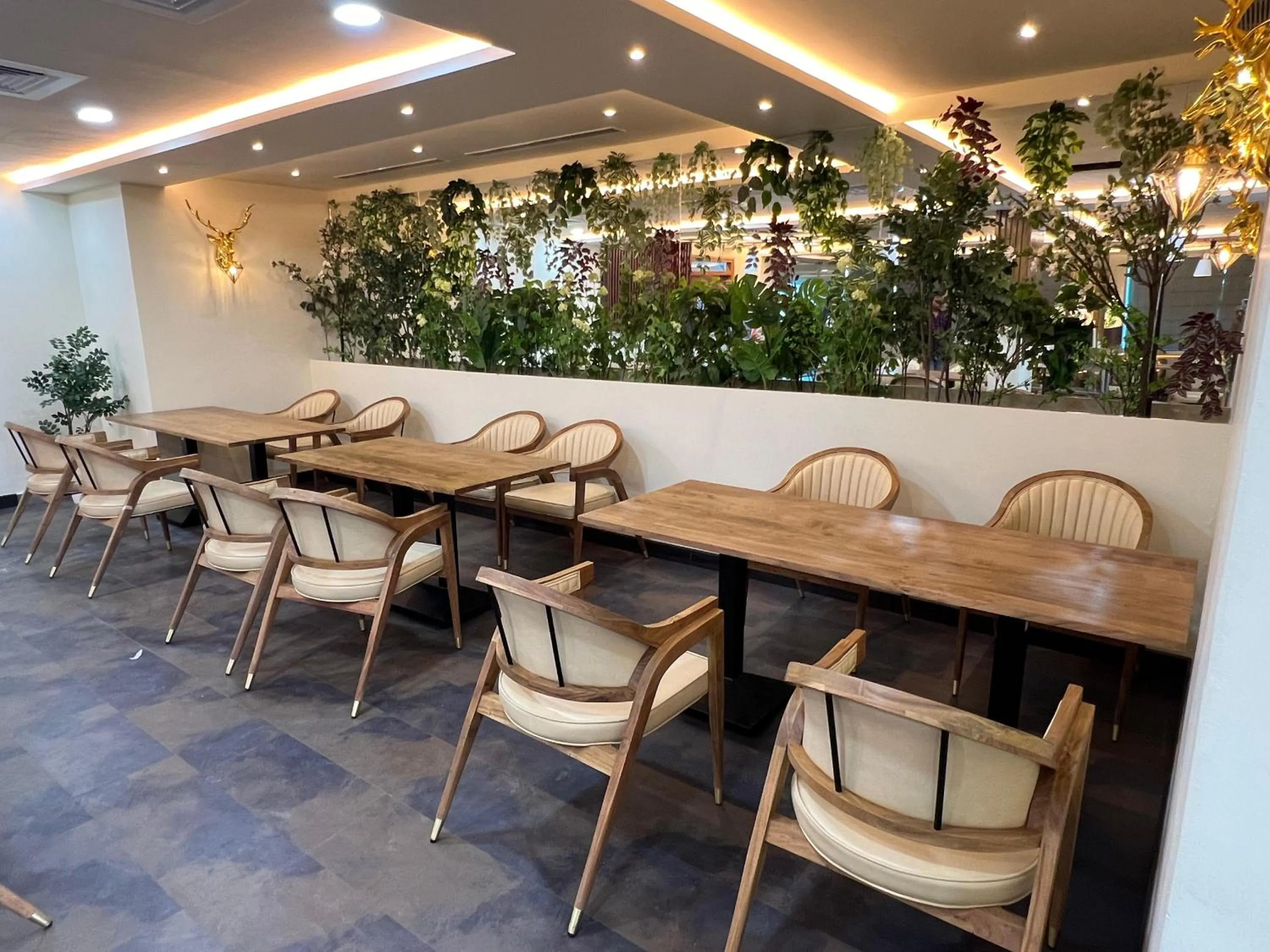 Restaurant/places to eat in Hotel Pasupala Inn