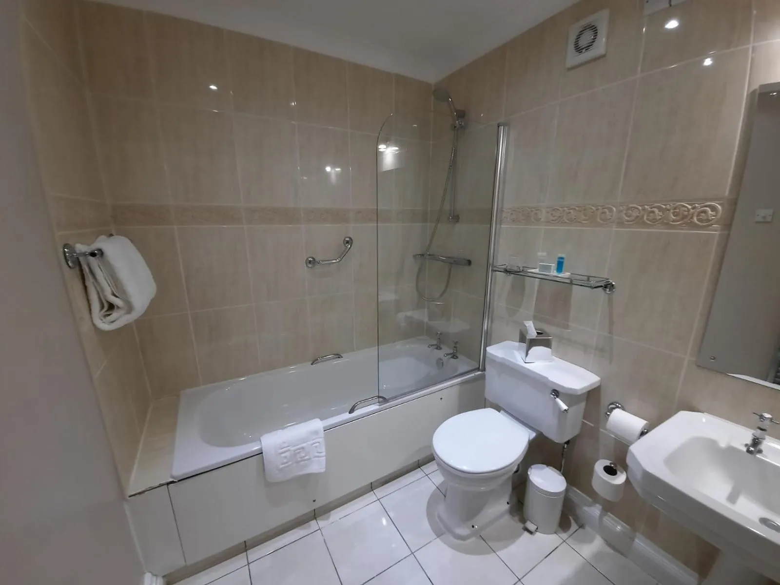 Shower in Macdonald Pittodrie House