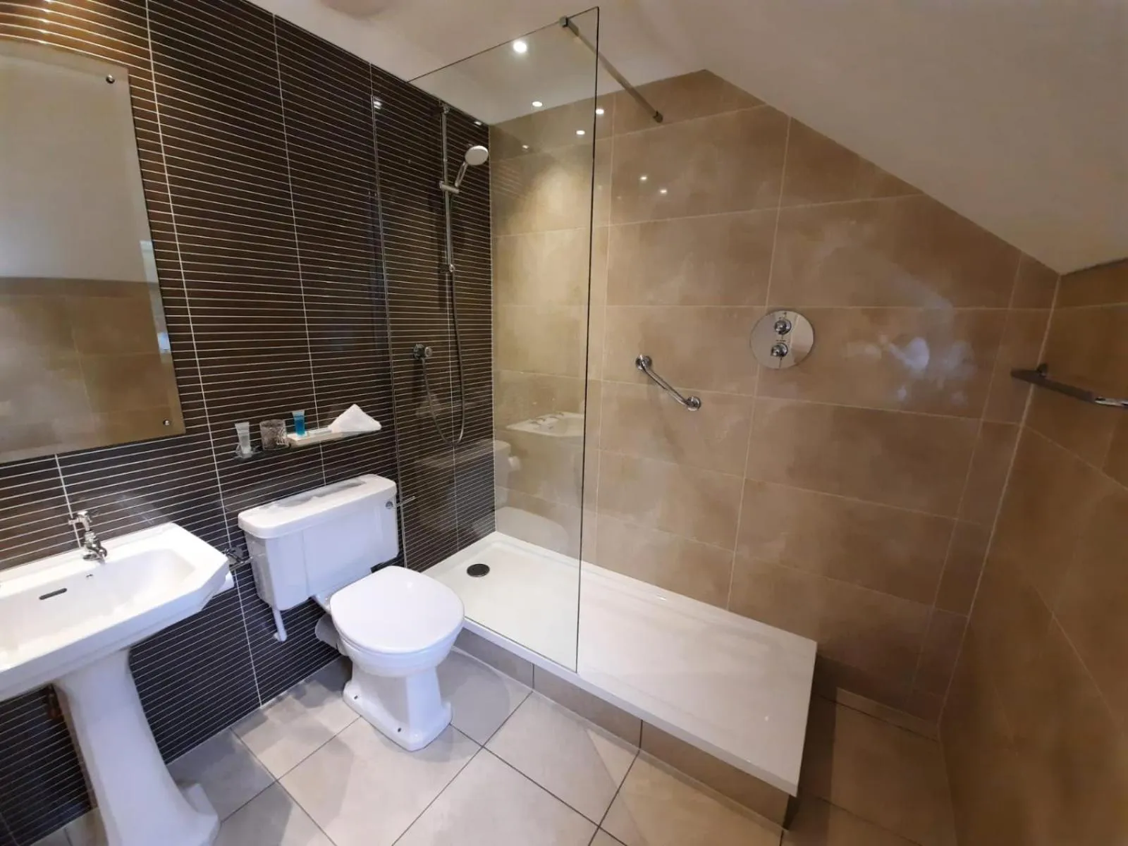 Shower in Macdonald Pittodrie House