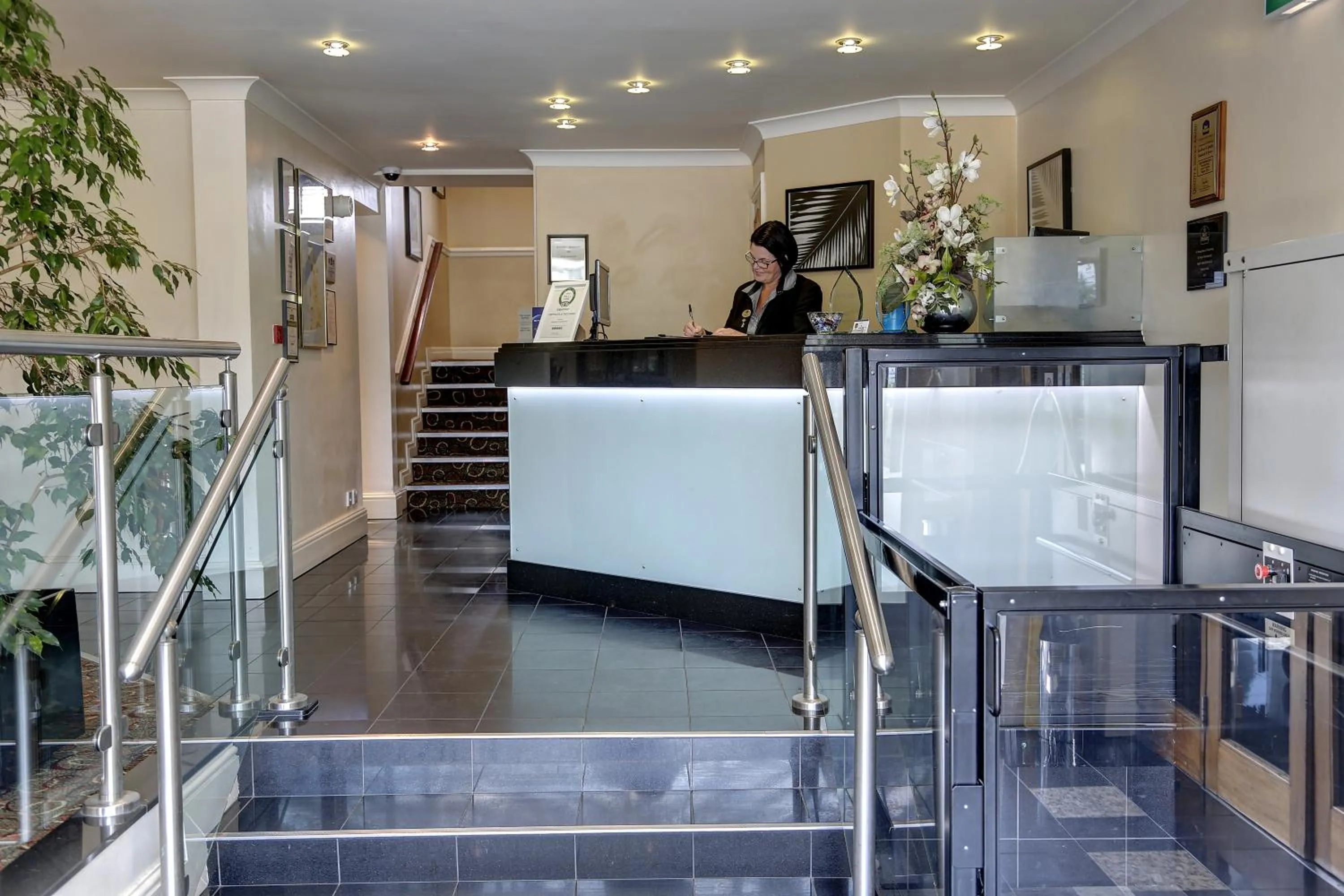 Lobby or reception in Best Western Plus Milford Hotel