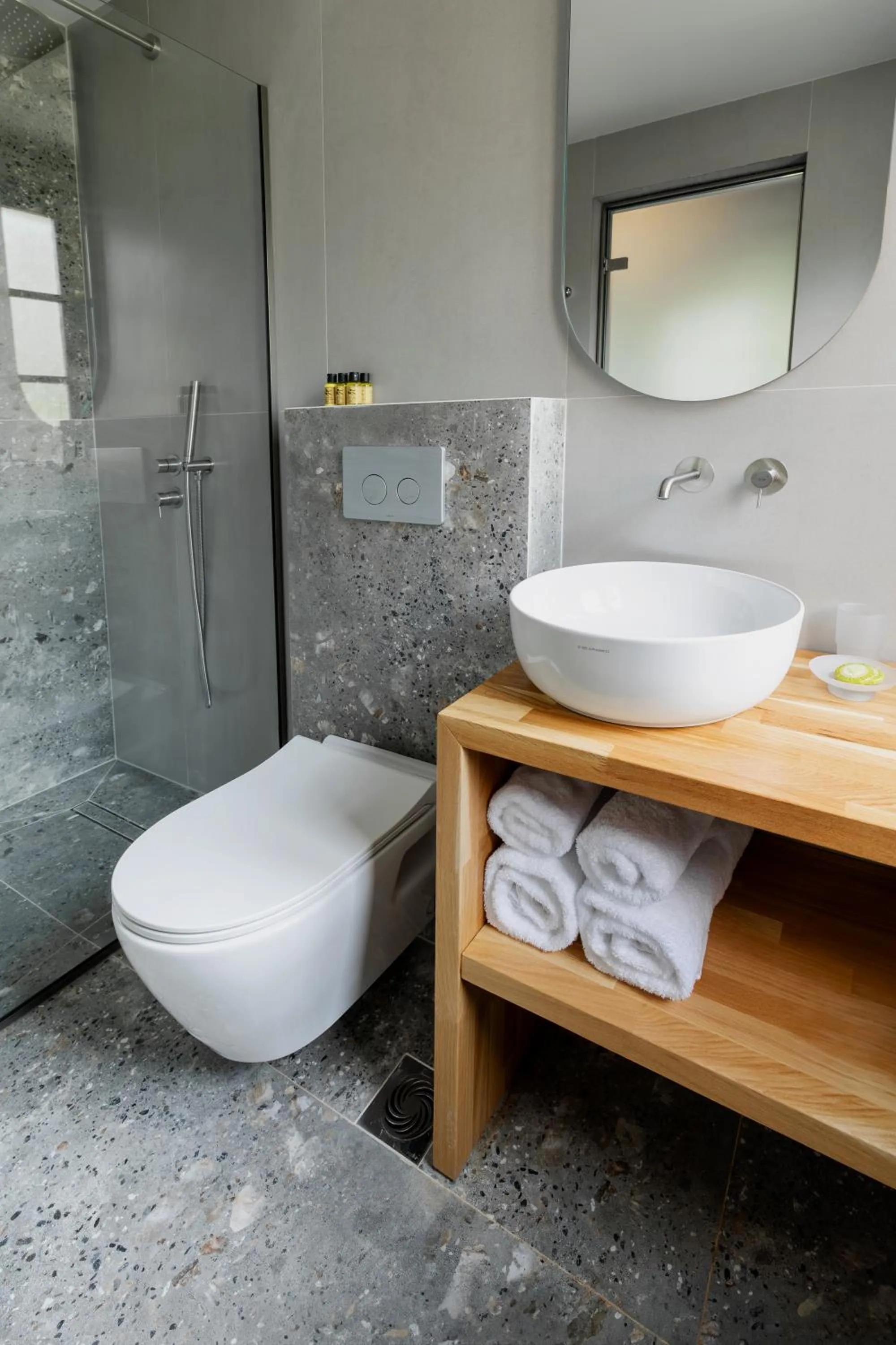 Shower in Kenta Mountain Hotel & Gastrobar