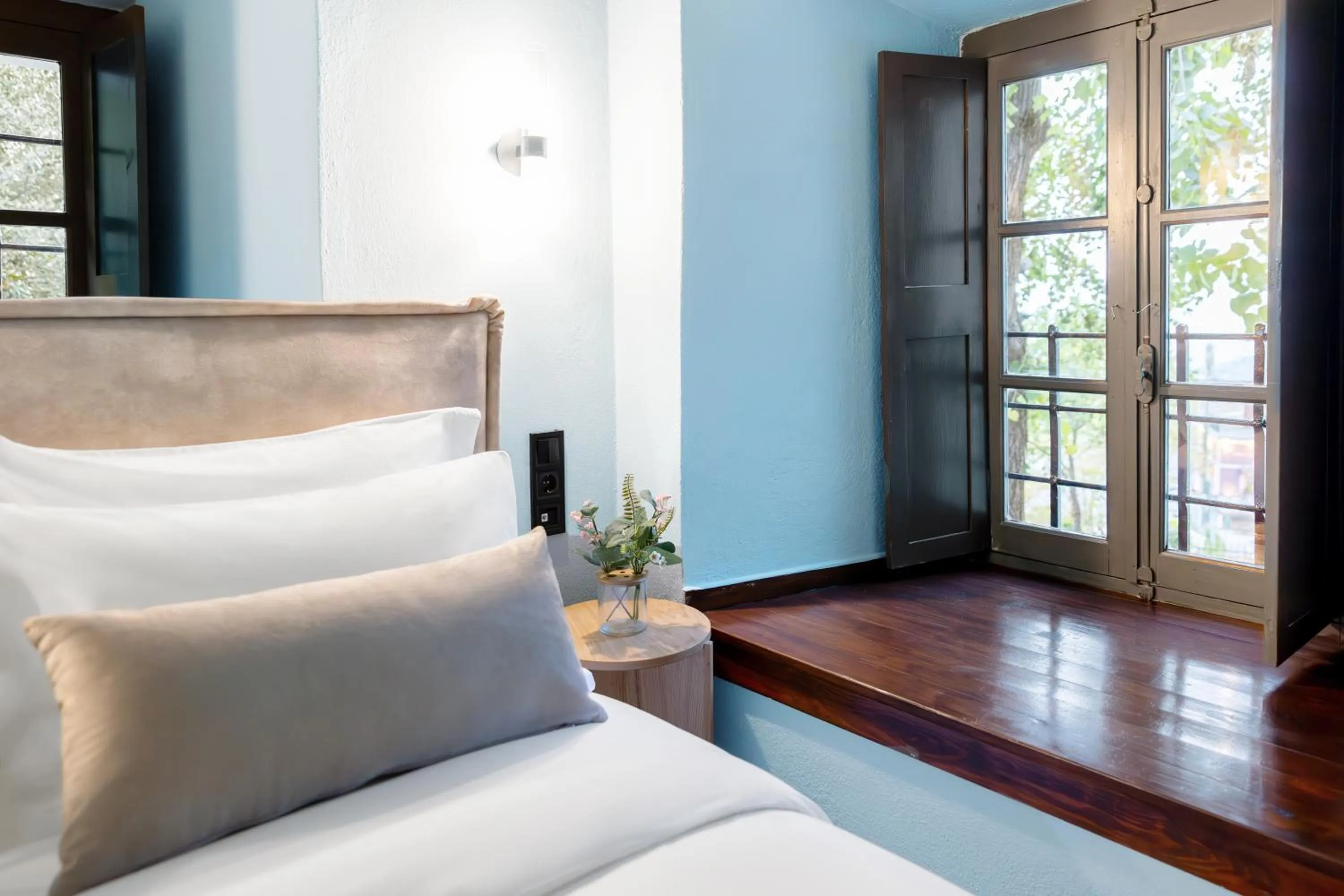 View (from property/room), Bed in Kenta Mountain Hotel & Gastrobar