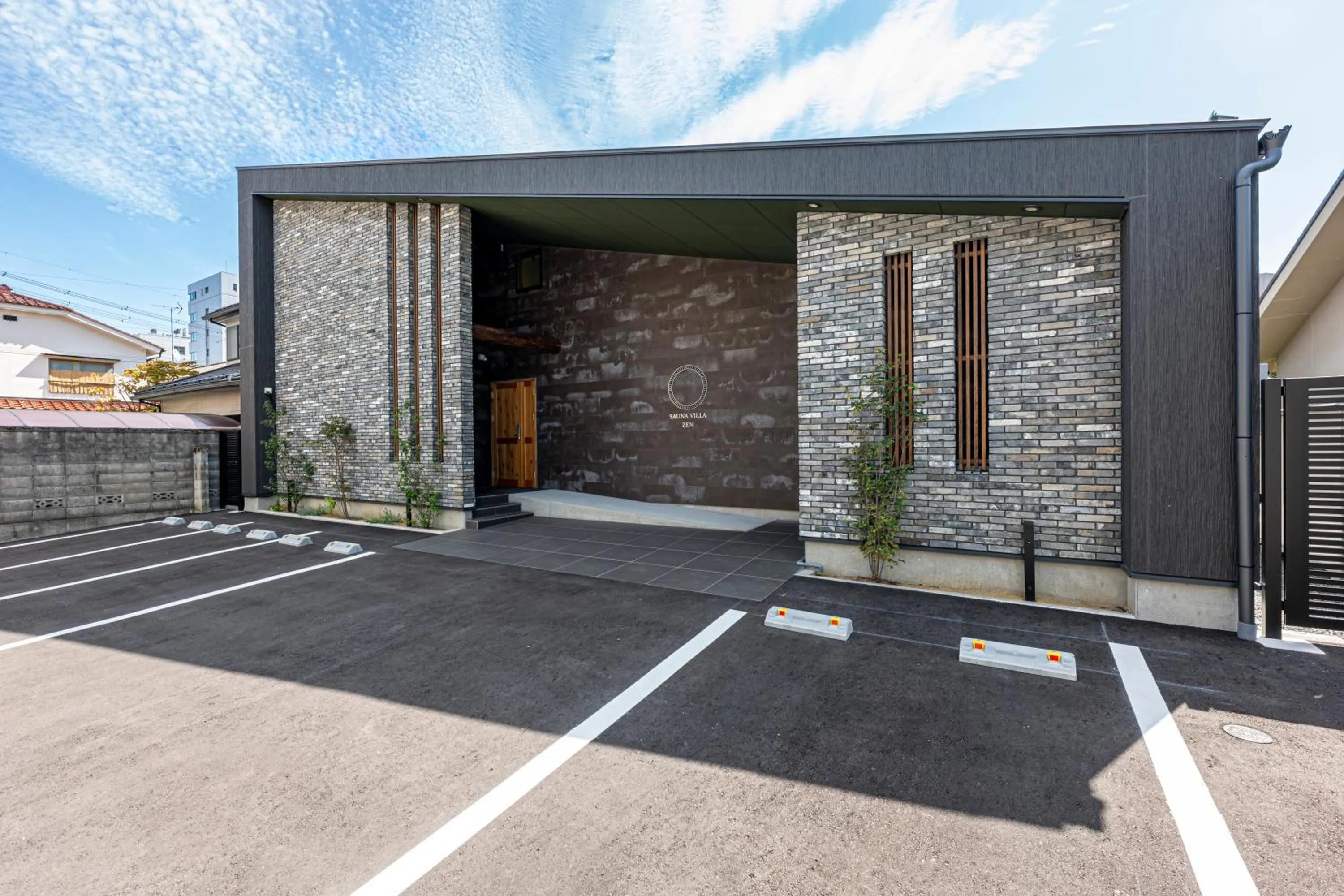 Property building in SAUNA VILLA 然