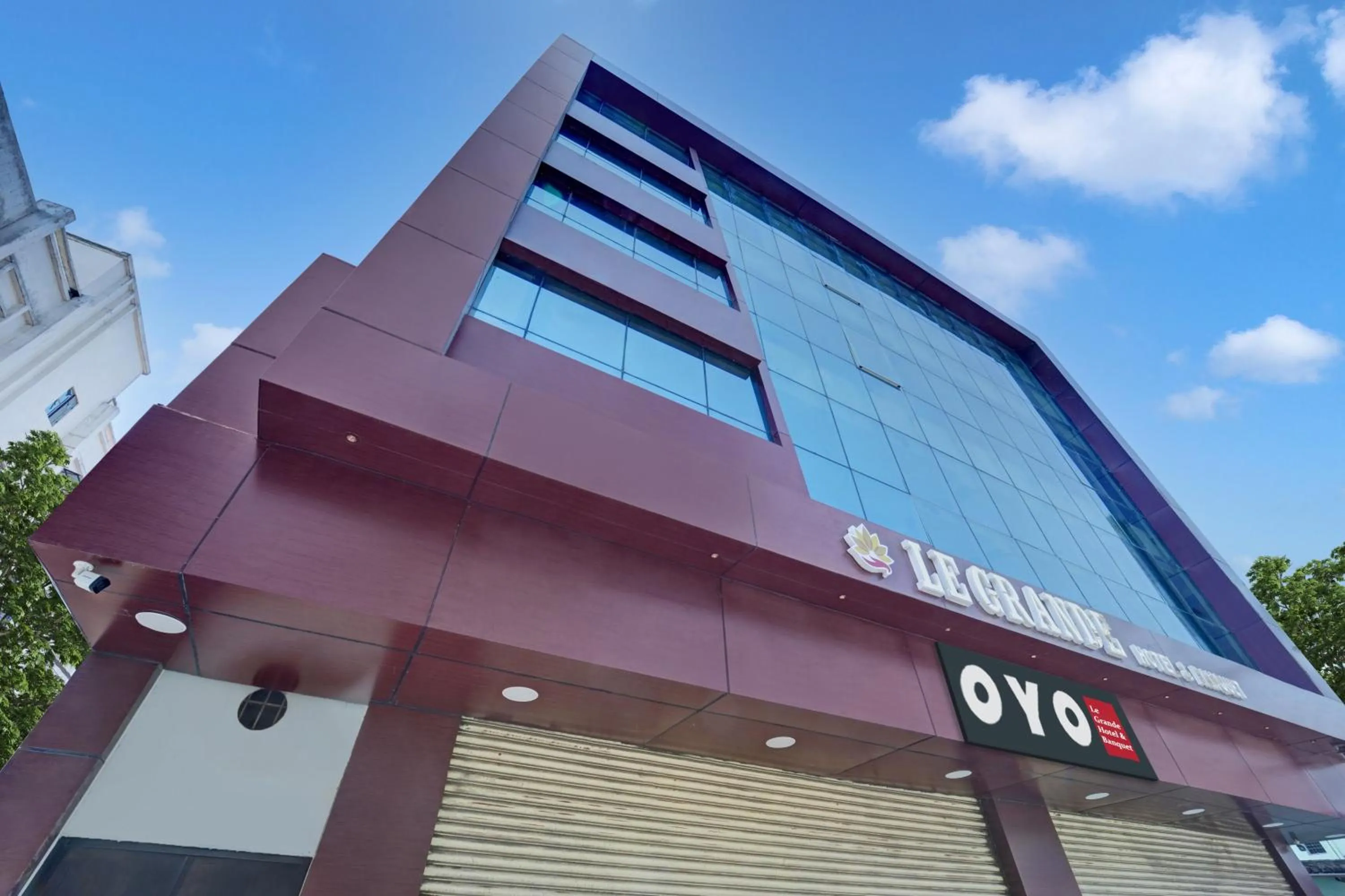 Facade/entrance in Super Hotel O Le Grande Hotel & Banquet