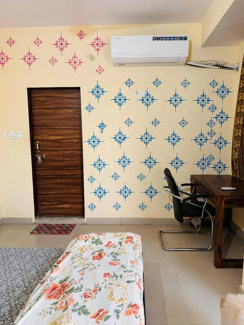 Photo of the whole room, Bed in Jaipur View