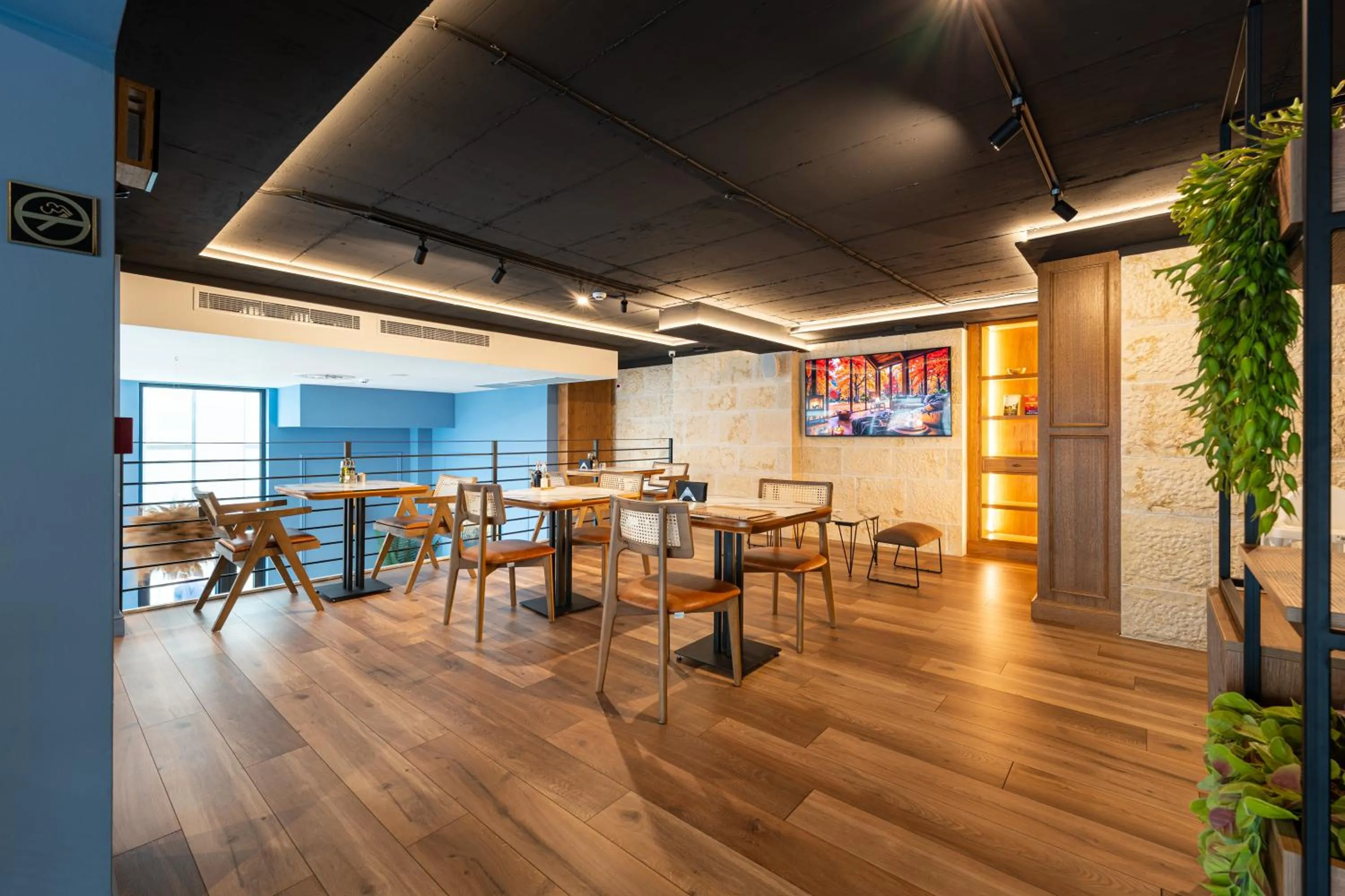 Restaurant/places to eat in Invictus Hotel