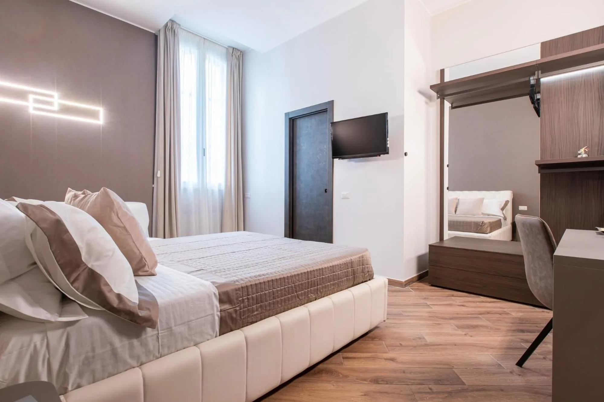 Photo of the whole room, Bed in the dream suites