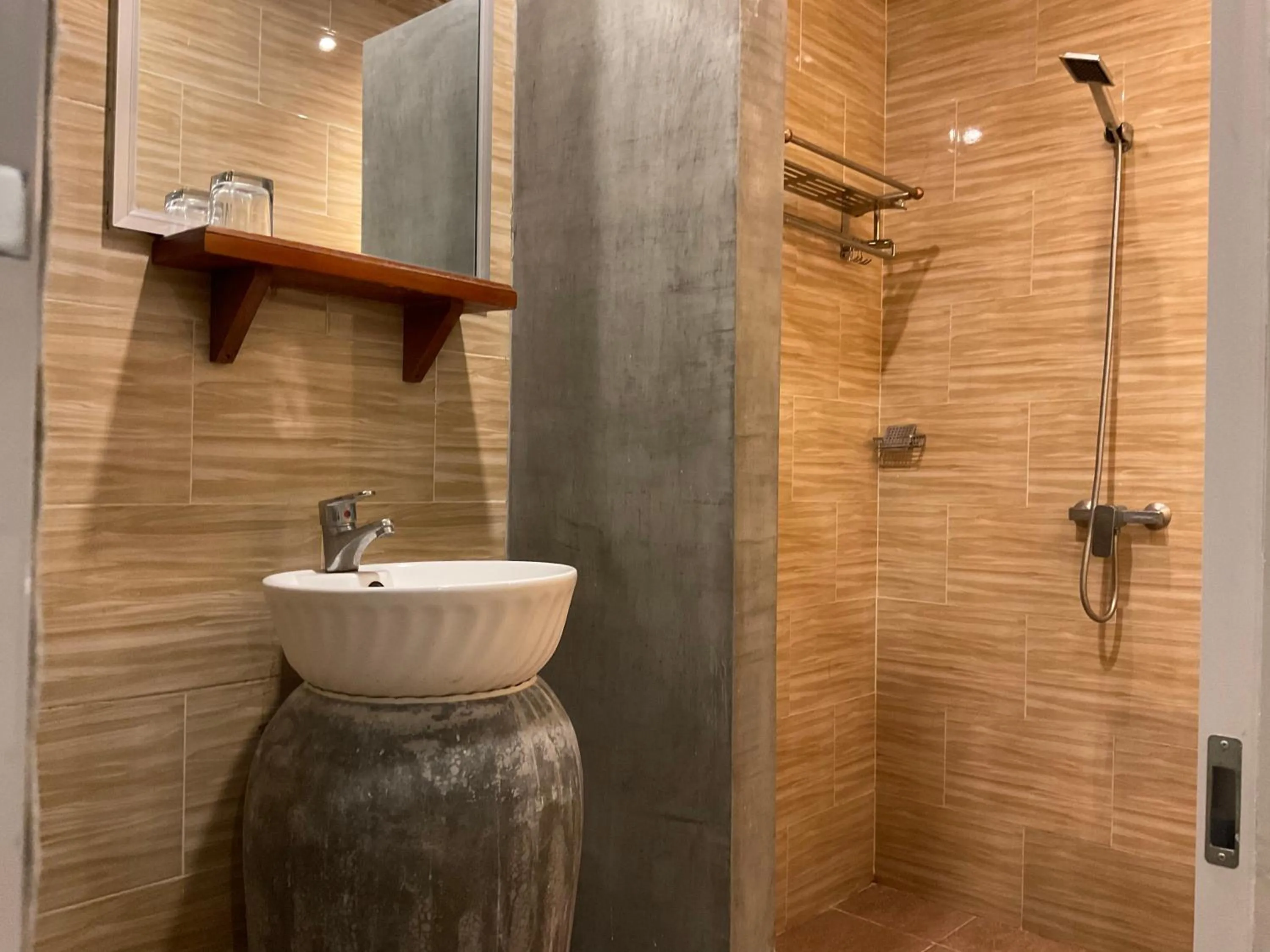 Shower in Nico's Hotel 2