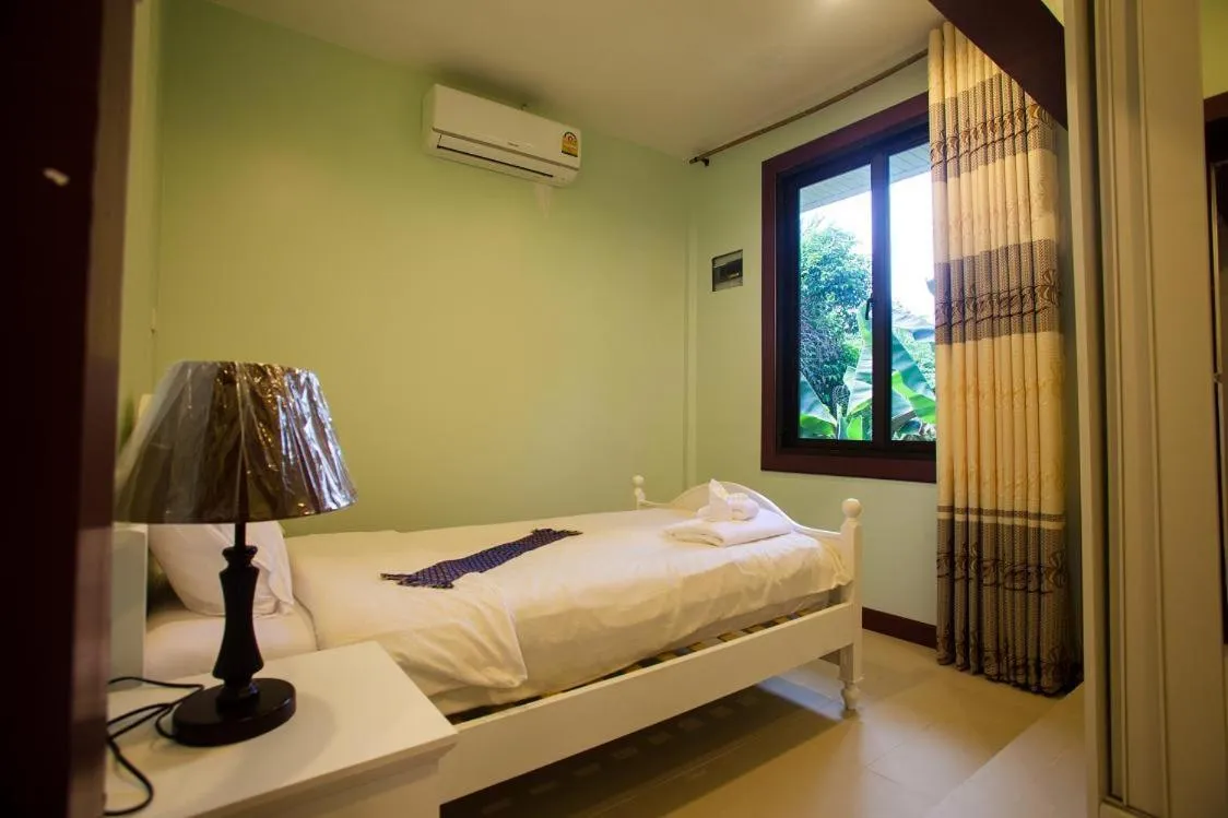 Bed in Phalaburi resort by dreamhouse