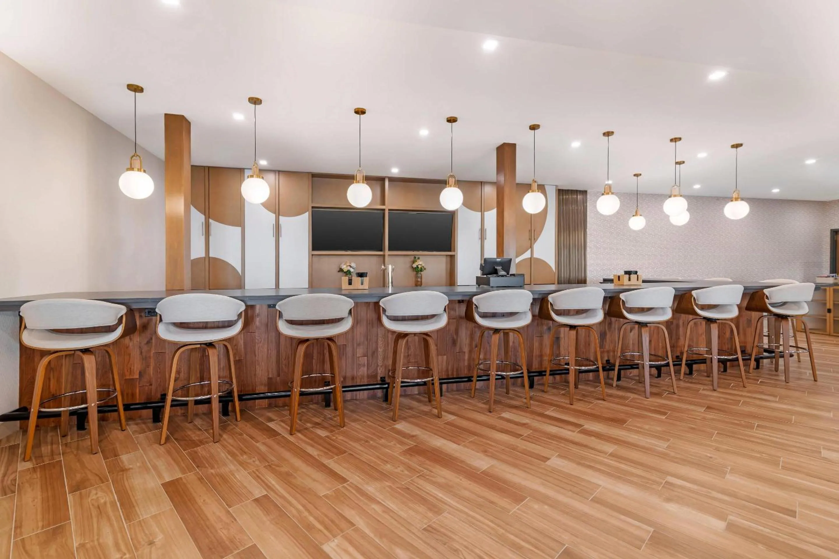 Restaurant/places to eat in Cambria Hotel & Suites Plymouth