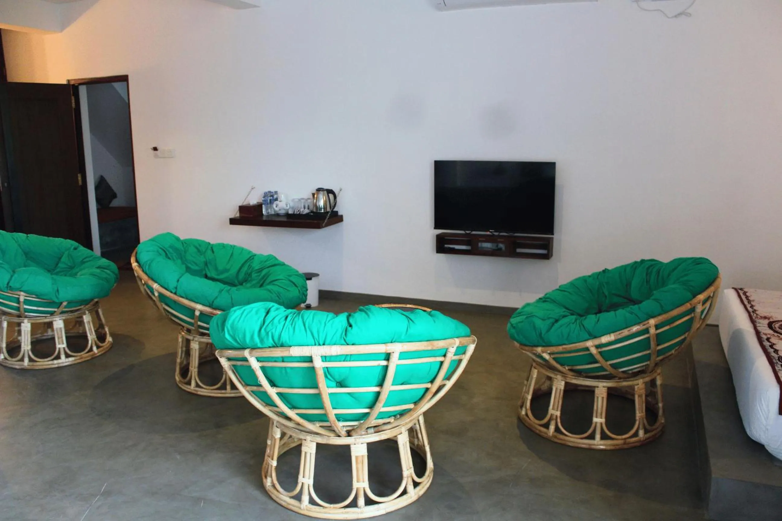 Communal lounge/ TV room in The Chariot Hikkduwa Resort