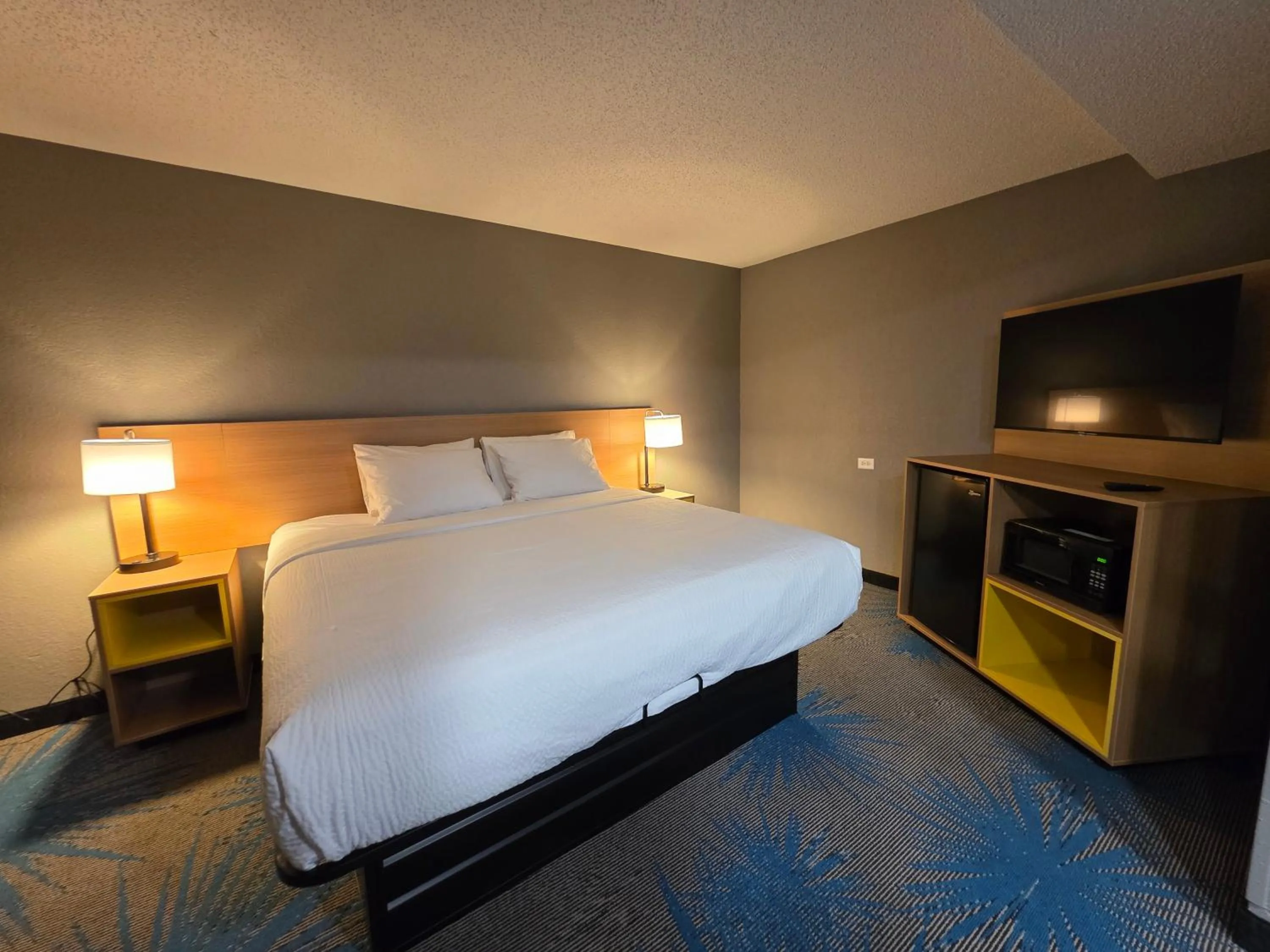 Bed in Days Inn by Wyndham Waukegan